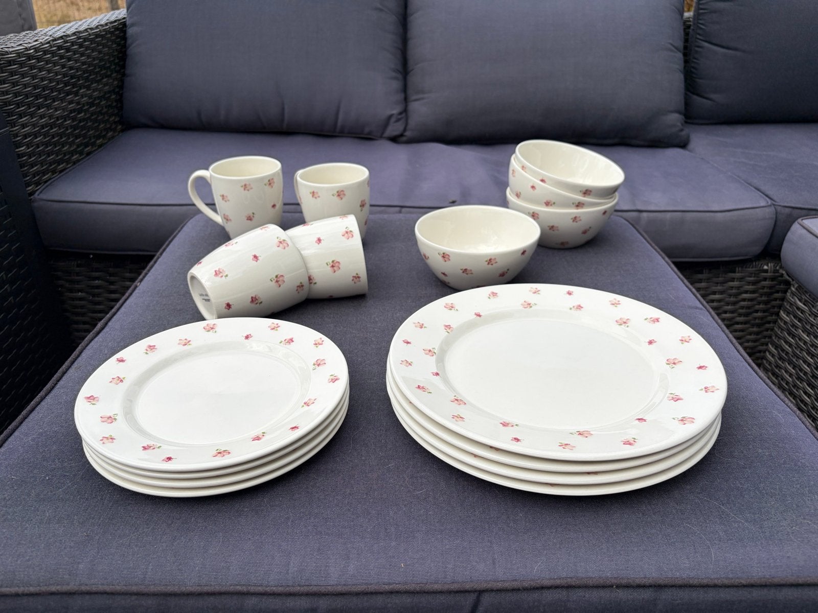 Laura Ashley 16-delig-servies set - borden, kommen en mokken, Huis en Inrichting, Keuken | Servies, Ophalen, Overige merken, Keramiek