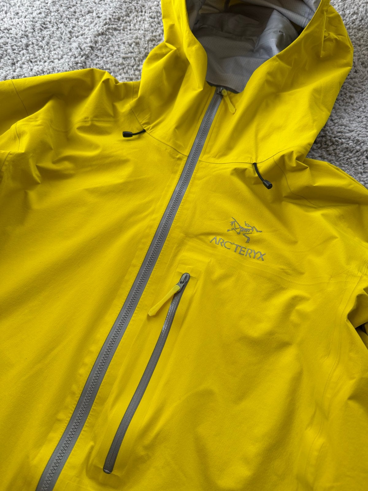 Arc'teryx Alpha FL Gore-Tex Pro Jas Heren L Geel, Ophalen of Verzenden, Zo goed als nieuw, Maat 52/54 (L), Geel