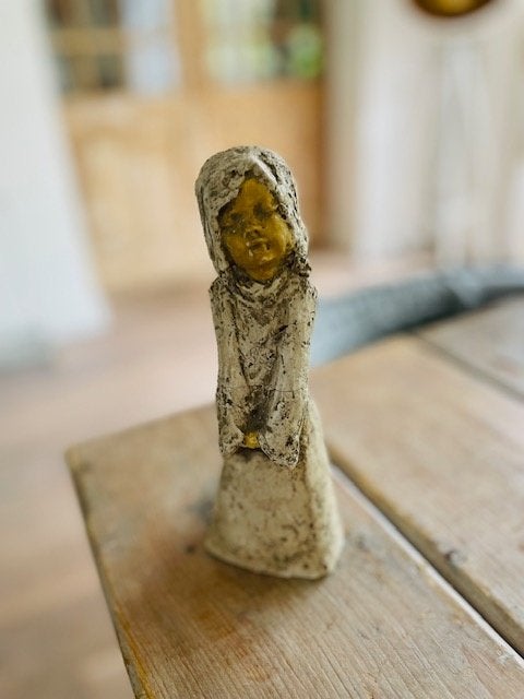 Vintage stenen beeldje. Verlegen / dromerig meisje vrouw., Minder dan 20 cm, Steen of Keramiek, Beeld, Meerkleurig
