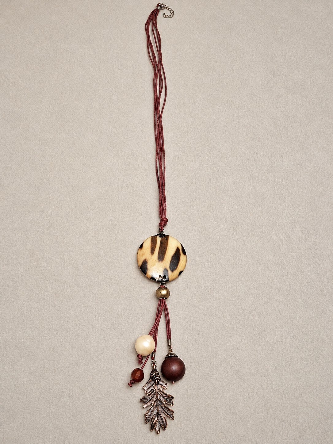 Lange ketting met hanger en decoratieve bedels, Ophalen of Verzenden, Nieuw, Overige materialen, Met hanger