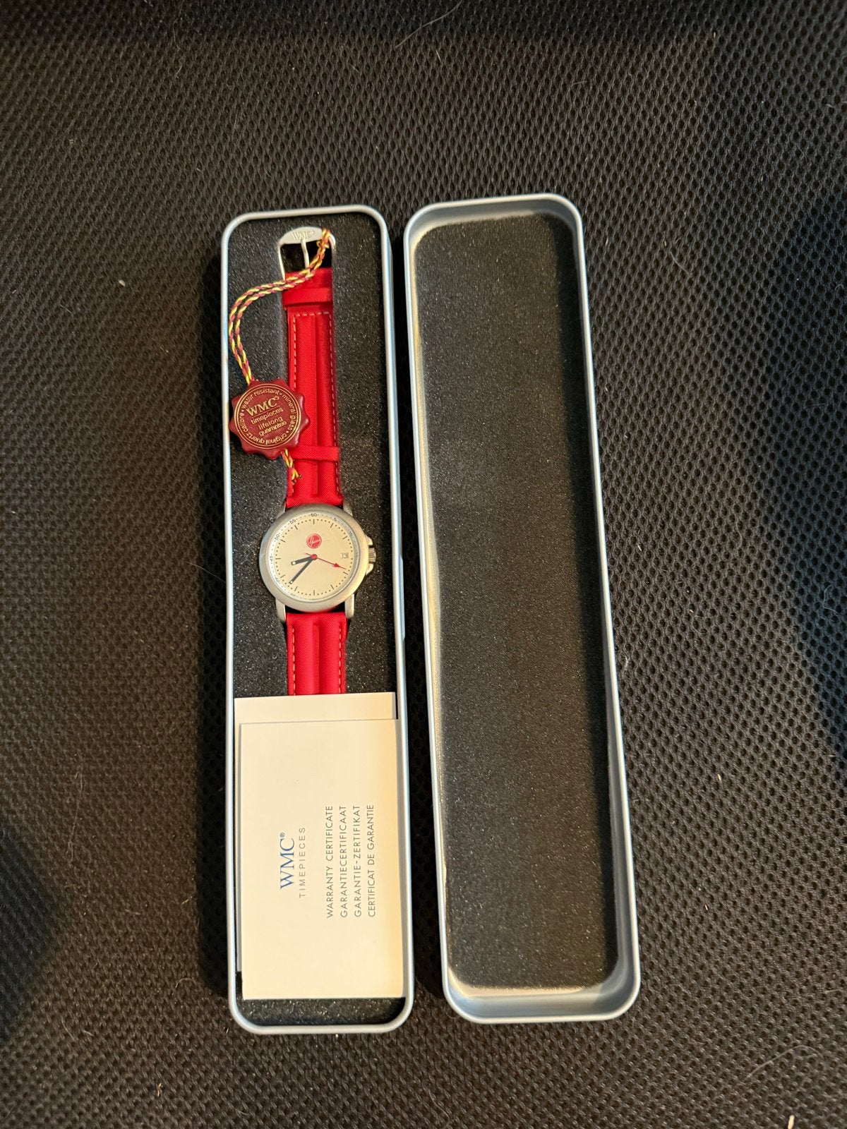 WMC Timepieces Polshorloge - Rood Bandje, Nieuw in Doos, Sieraden, Tassen en Uiterlijk, Overige merken, Leer, Staal, Polshorloge