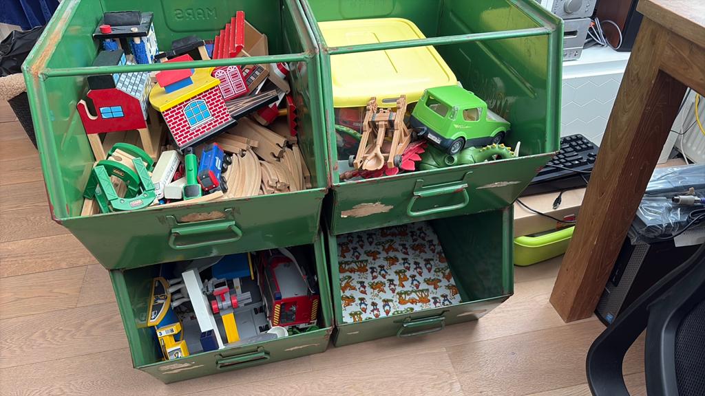 4 grote stoere Industriële Magazijnbakken Mars - Stapelbaar, Ophalen, Gebruikt, Krat, Minder dan 35 cm