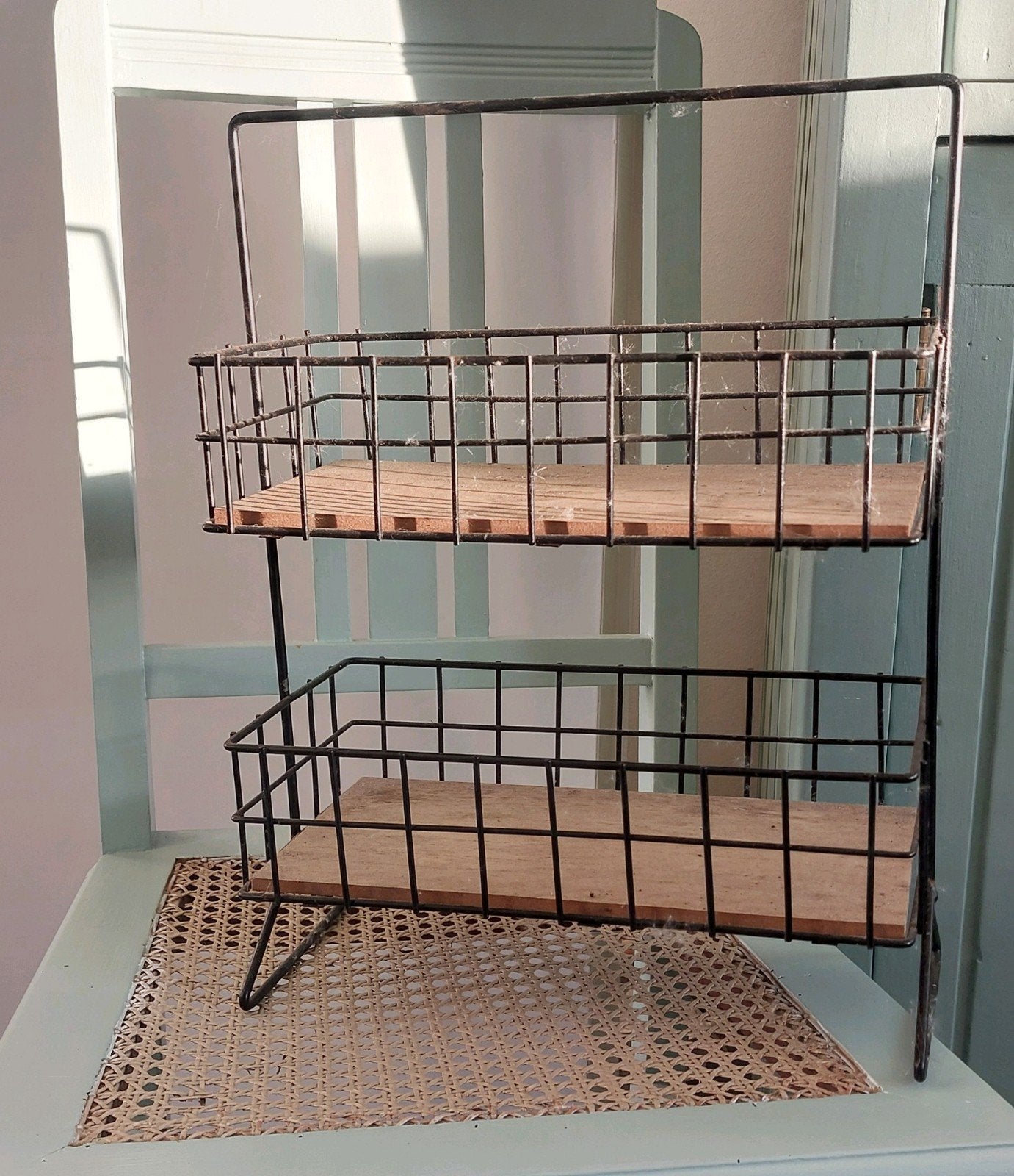 Decoratieve metalen etagère met houten bodem, Met handvatten, Overige typen, Ophalen of Verzenden, Zo goed als nieuw
