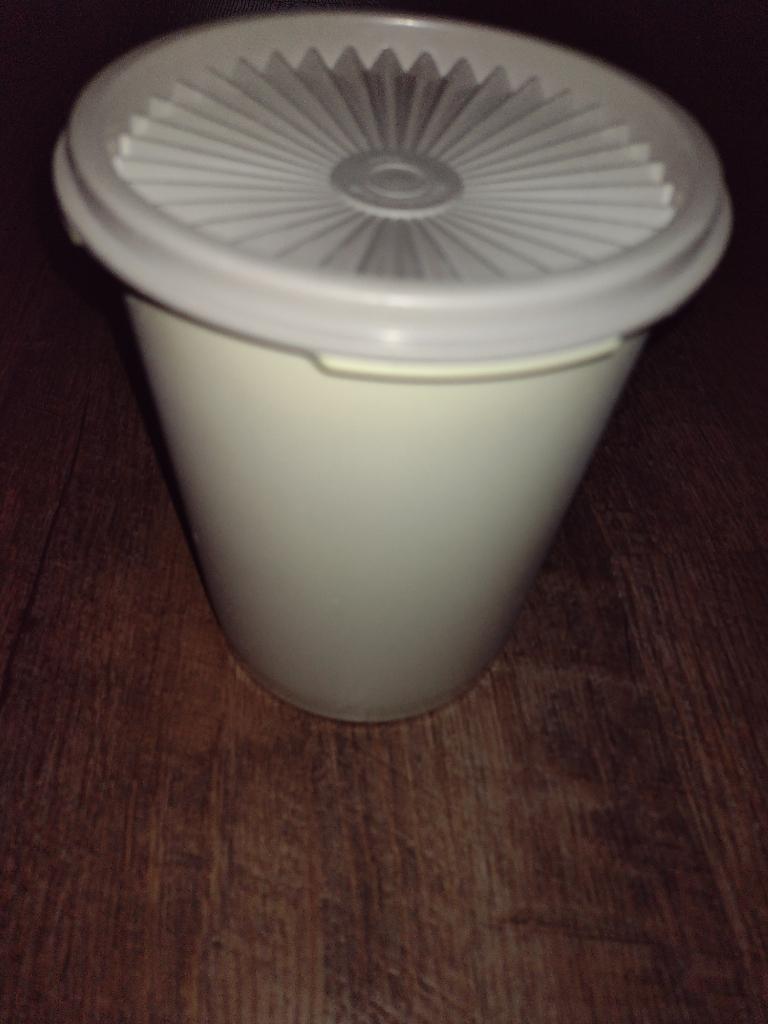 Tupperware trommel doos met deksel +/- 15 cm hoog, Ophalen of Verzenden, Gebruikt, Crème, Bus of Trommel