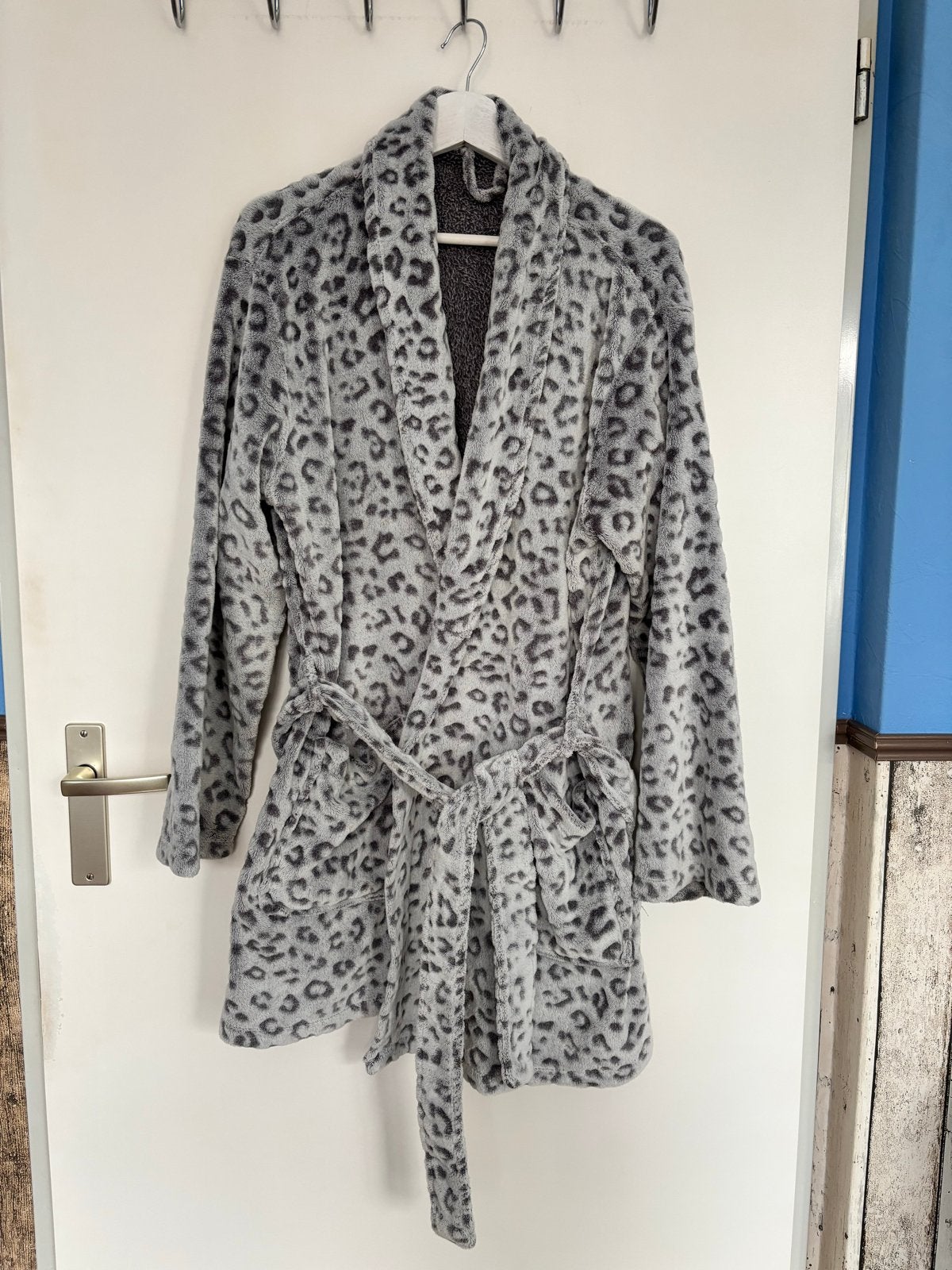 Comfortabele Badjas met Luipaardprint - Maat L, Kleding | Dames, Verzenden, Gedragen, Grijs, Overige typen