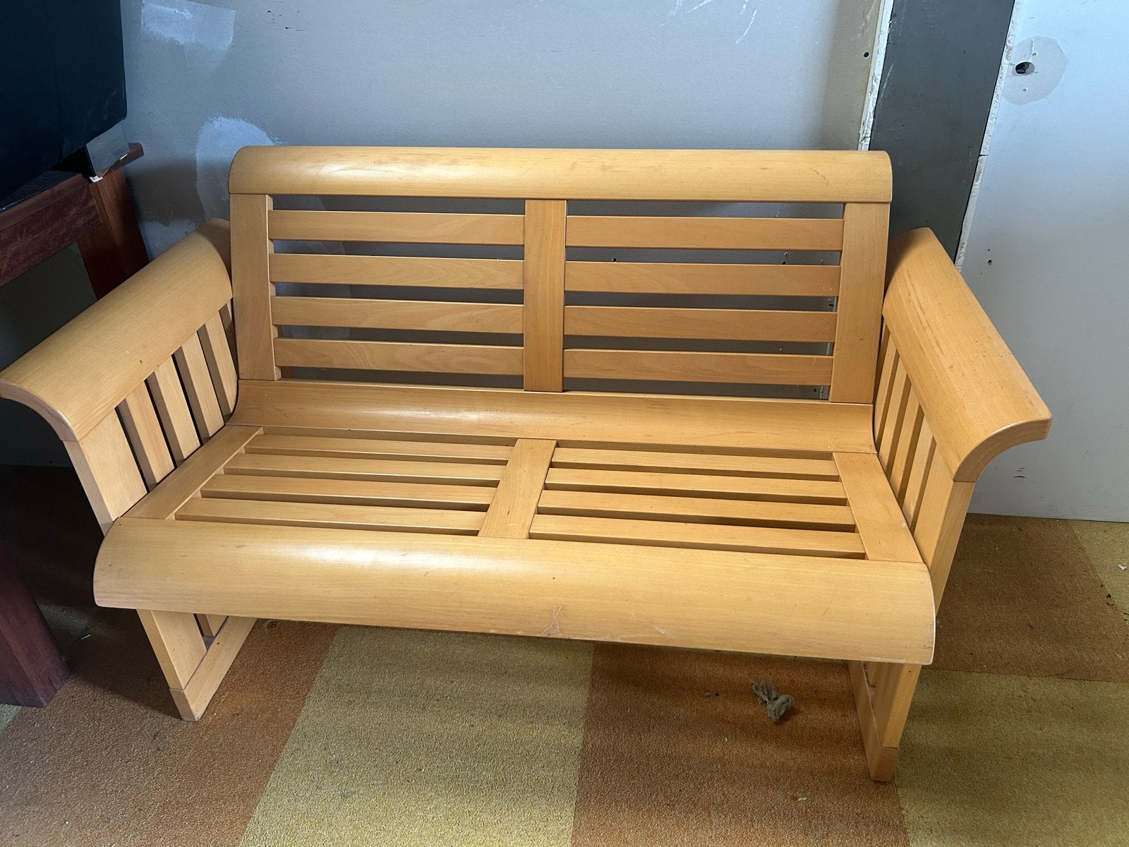 Houten tweepersoonsbank met tafeltjes, Ophalen, Gebruikt, Minder dan 75 cm, Tweepersoons