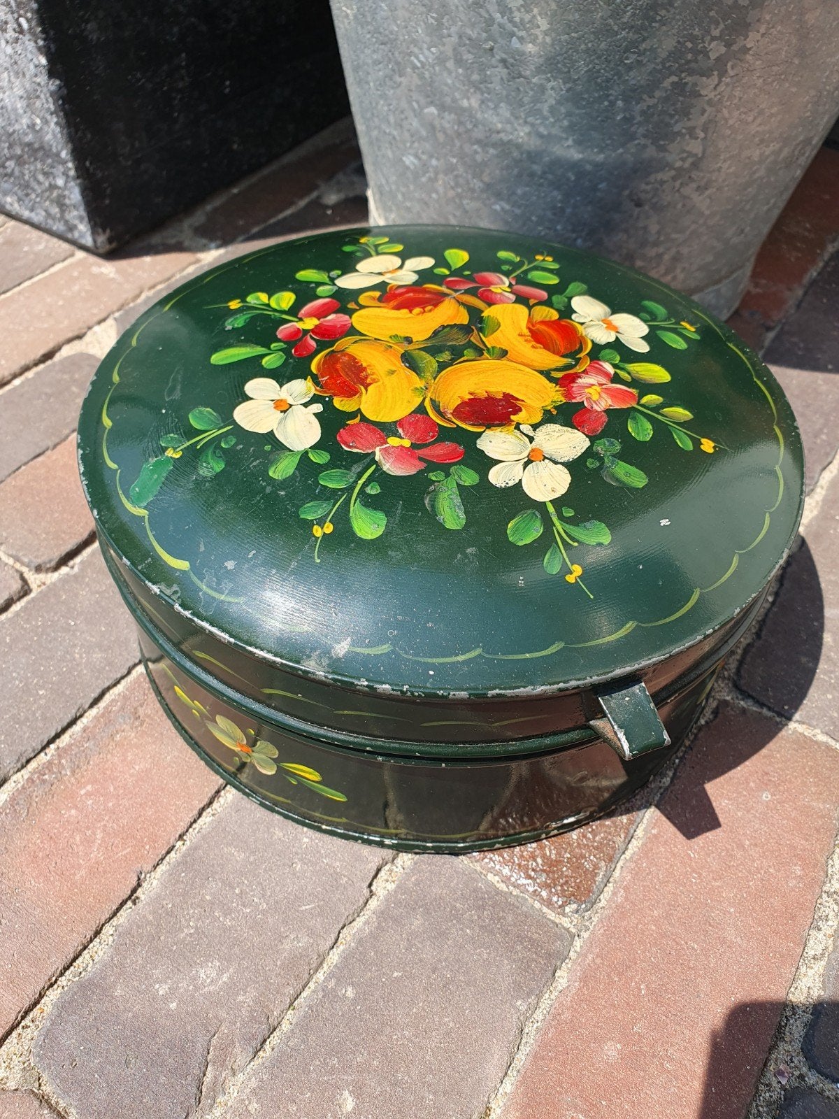 Prachtig antiek handbeschilderd koekjesblik in bloemendecor., Ophalen of Verzenden, Zo goed als nieuw, Overige