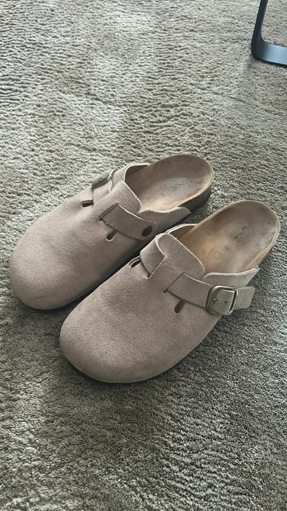 Mooie nette dames slippers van Scholl Maat 40, Kleding | Dames, Schoenen, Ophalen of Verzenden, Zo goed als nieuw, Zwart