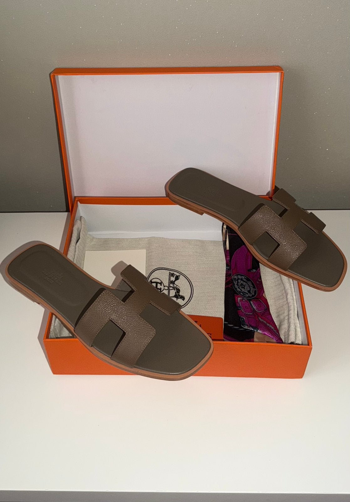 Hermes Oran slippers etoupe maat 40 (valt als 39/39,5), Kleding | Dames, Schoenen, Slippers, Bruin, Nieuw, Ophalen of Verzenden
