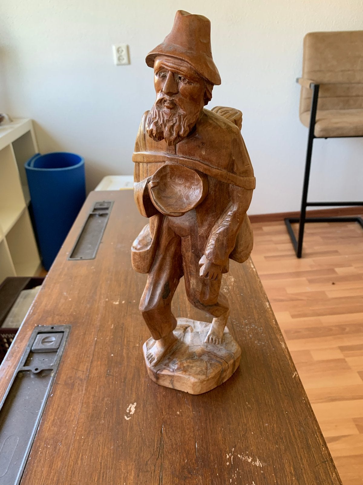 Houten beeld van een man met hoed en rugzak, Ophalen of Verzenden, Handgemaakt, 20 - 50 cm, Beeld