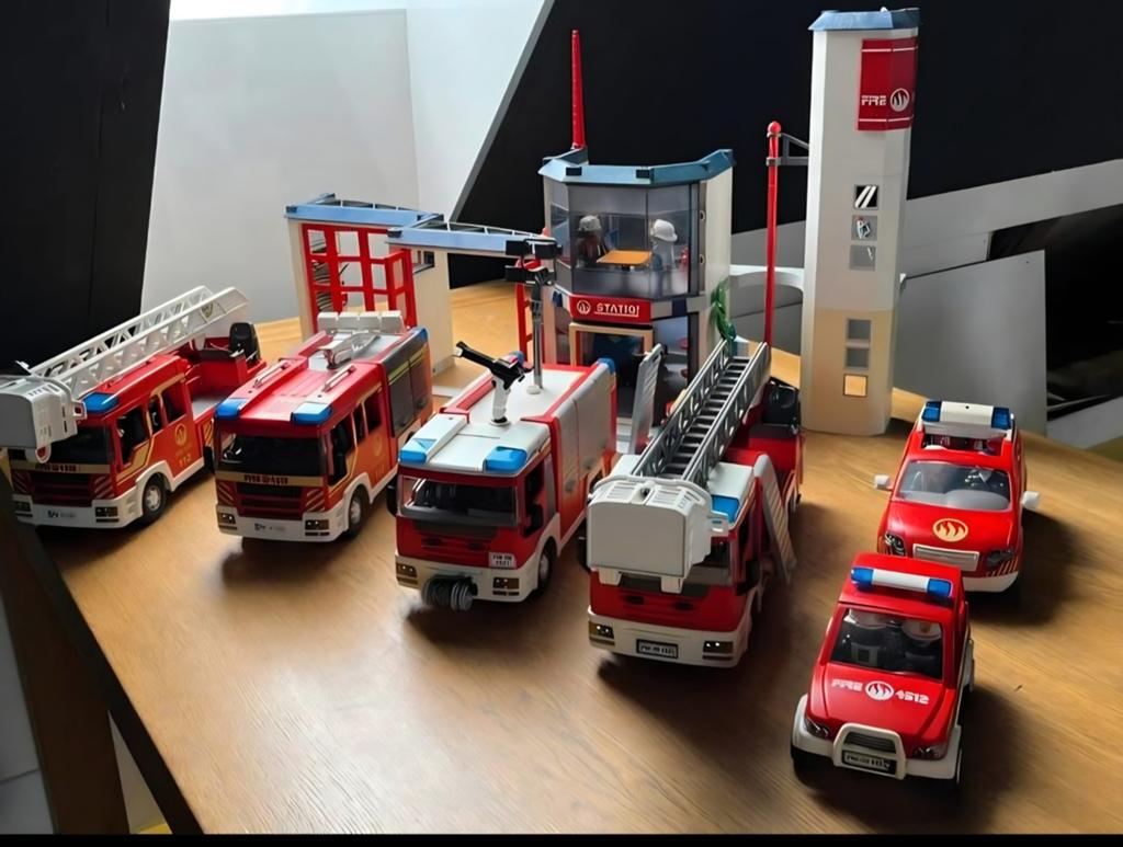 Playmobil Brandweerkazerne met voertuigen, Kinderen en Baby's, Speelgoed | Playmobil, Ophalen, Gebruikt, Complete set