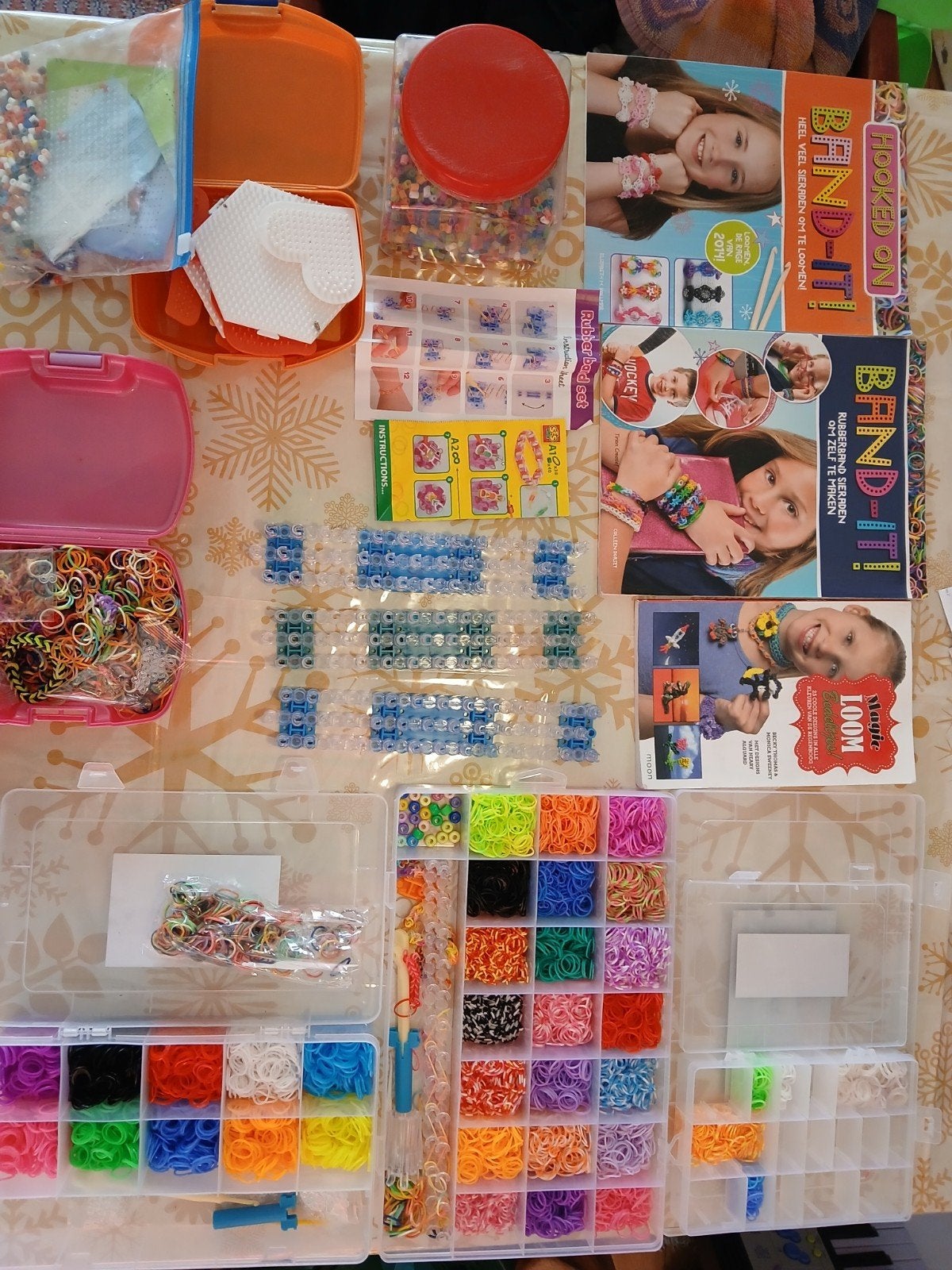 Groot pakket loom elastiekjes en strijkkralen met boeken, Gebruikt, Meerkleurig, Ophalen of Verzenden, Kunststof
