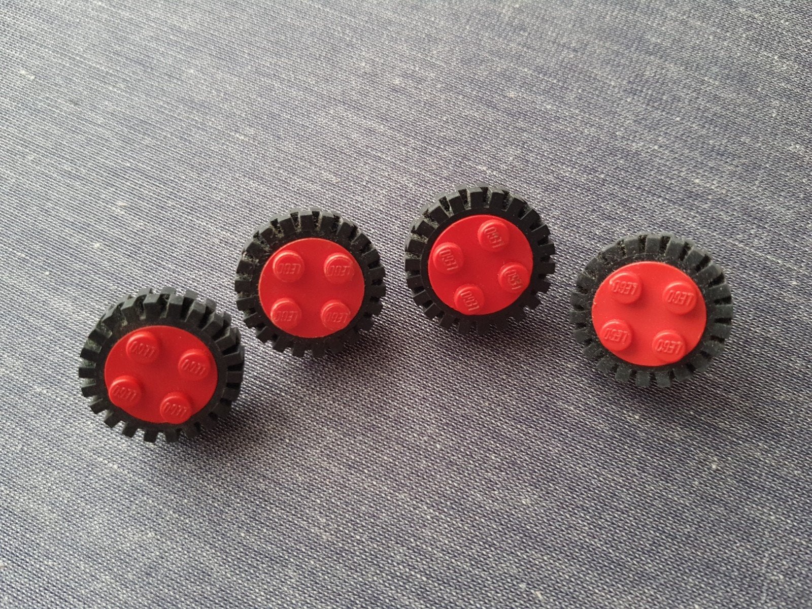 Lego wielen 2x2 studs Rood met zwarte grof profiel banden., Ophalen of Verzenden, Gebruikt, Losse stenen, Lego