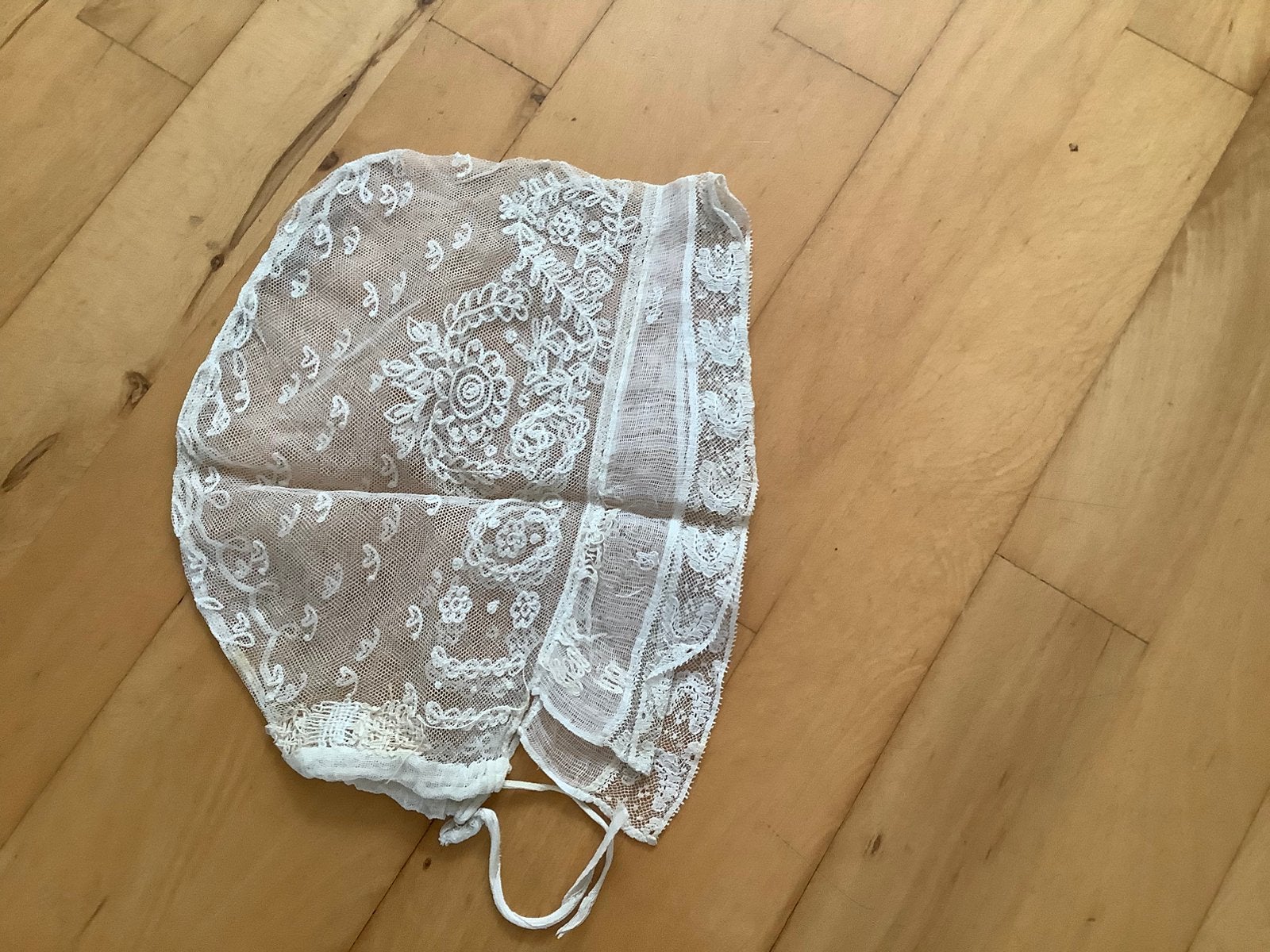 ANTIEK kanten muts, folklore mutsje. Tule kant, wit., Ophalen of Verzenden