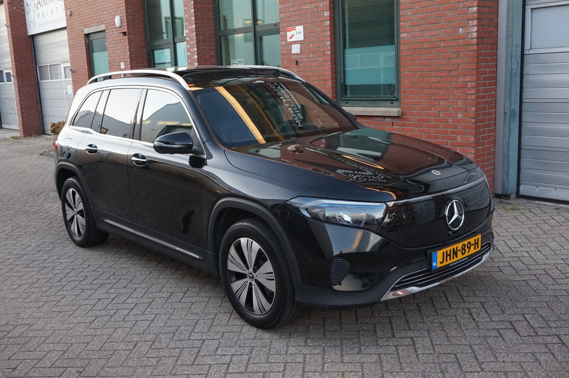 Mercedes-Benz EQB 350 4MATIC 67 kWh PANO 360 FACELIFT, Auto's, Automaat, Gebruikt, 2065 kg, Zwart