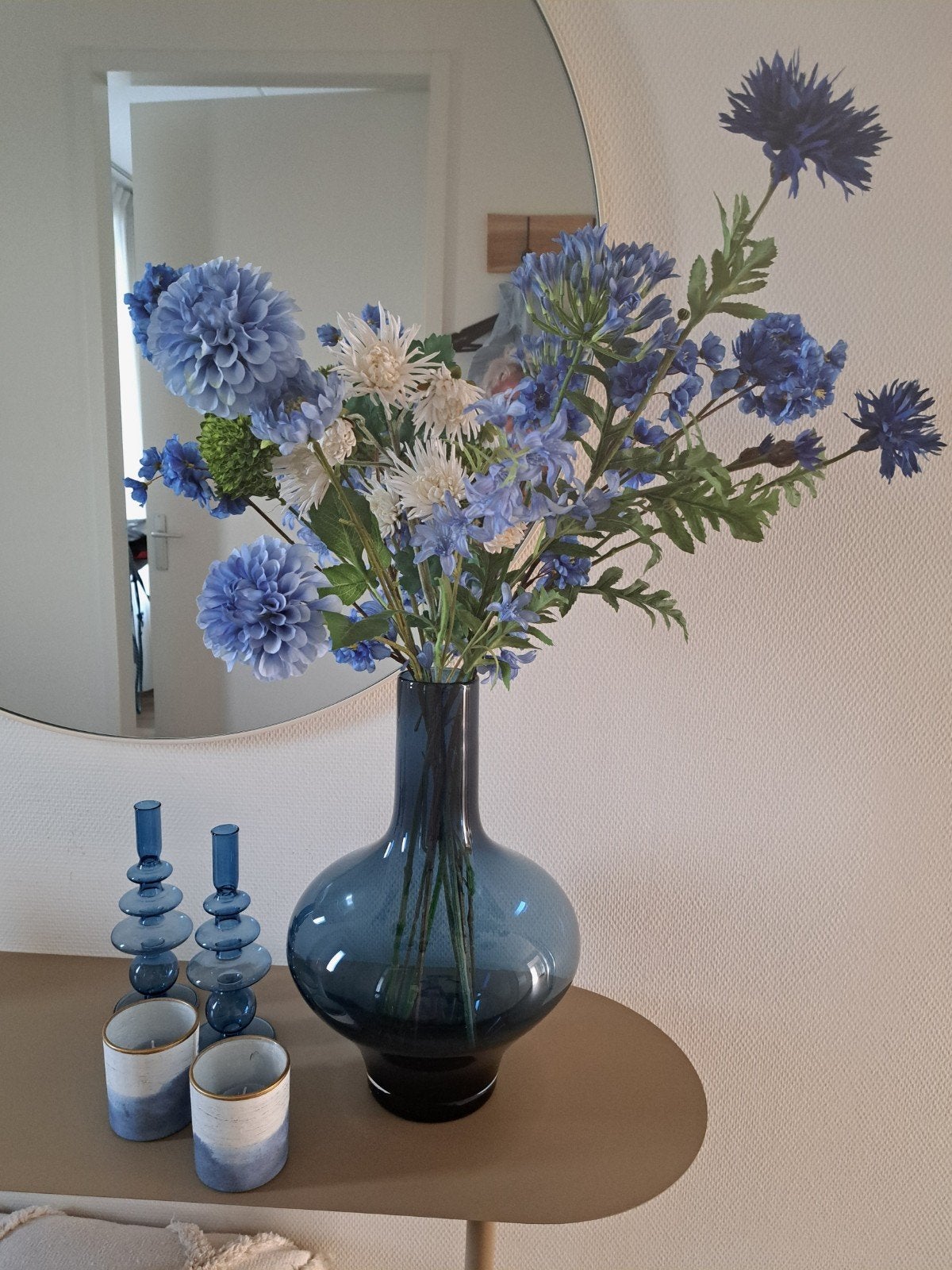 Mooie blauwe vaas met zijdebloemen, Huis en Inrichting, Woonaccessoires | Kunstplanten en Kunstbloemen, Ophalen of Verzenden, Zo goed als nieuw