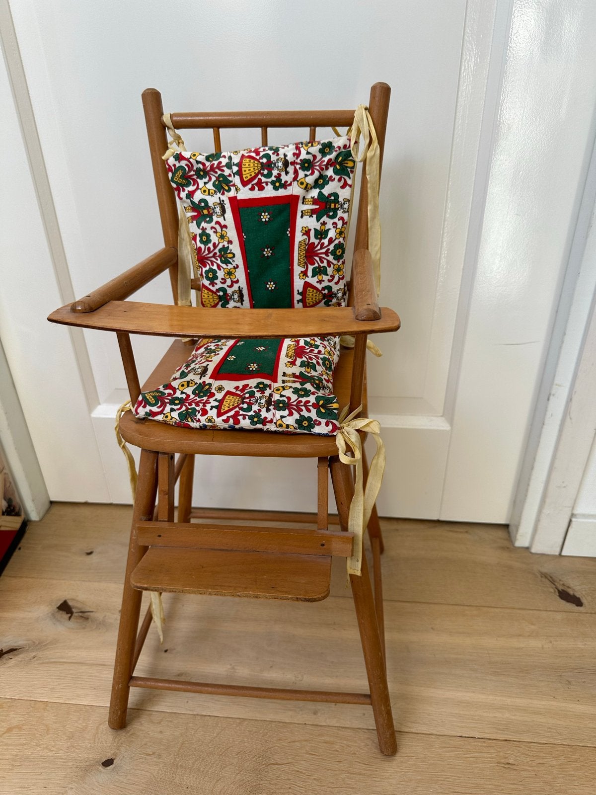 Vintage houten poppenstoel met kussen, Ophalen, Gebruikt, Overige typen