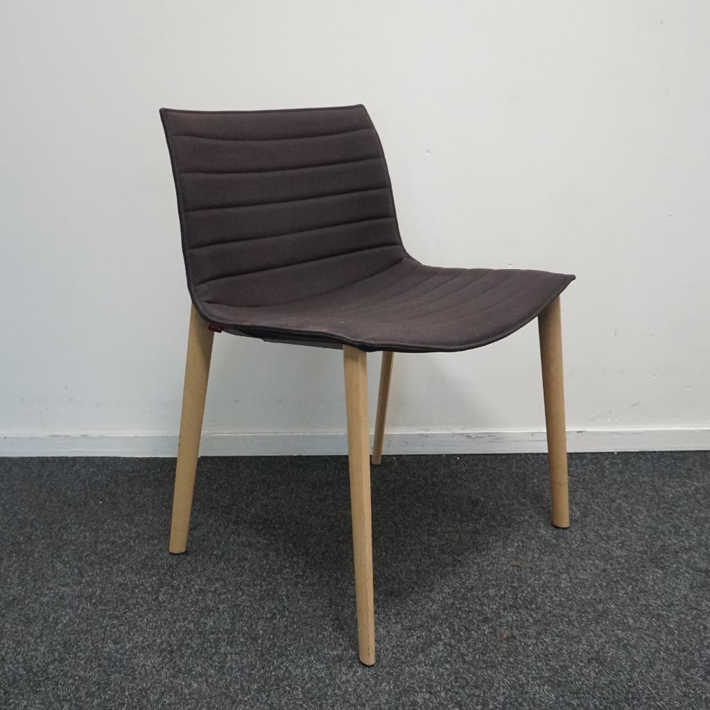 Arper Catifa 53 Design Stoelen | Bruin | Gestoffeerd | Stoel, Huis en Inrichting, Gebruikt, -, Ophalen of Verzenden, Stof