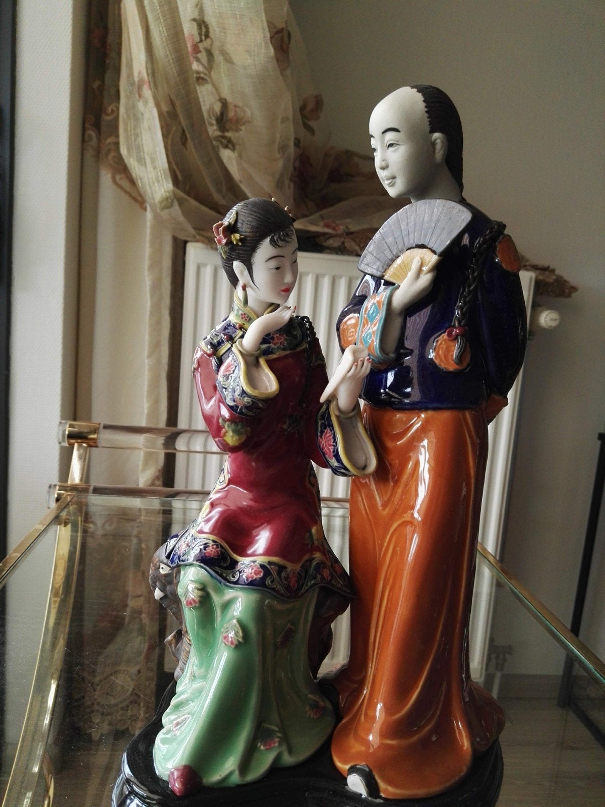 porcelain beeld van Chinees koppel, Groep mensen, Handgemaakt, Ophalen of Verzenden, 20 - 50 cm