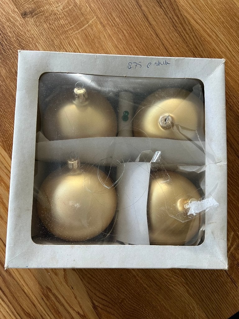 4 grote gouden glazen kerstballen in doos 8,5cm doorsnee, Ophalen of Verzenden, Gebruikt