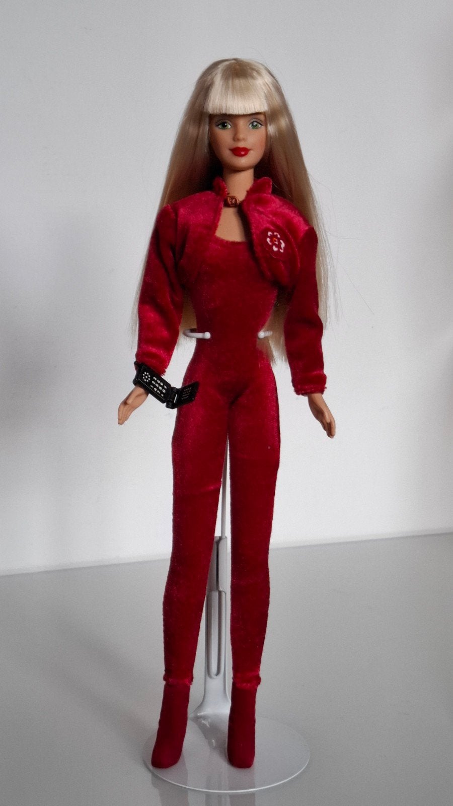 Red Velvet Barbie pop in rode jumpsuit met mobiele telefoon, Ophalen of Verzenden, Gebruikt, Barbie