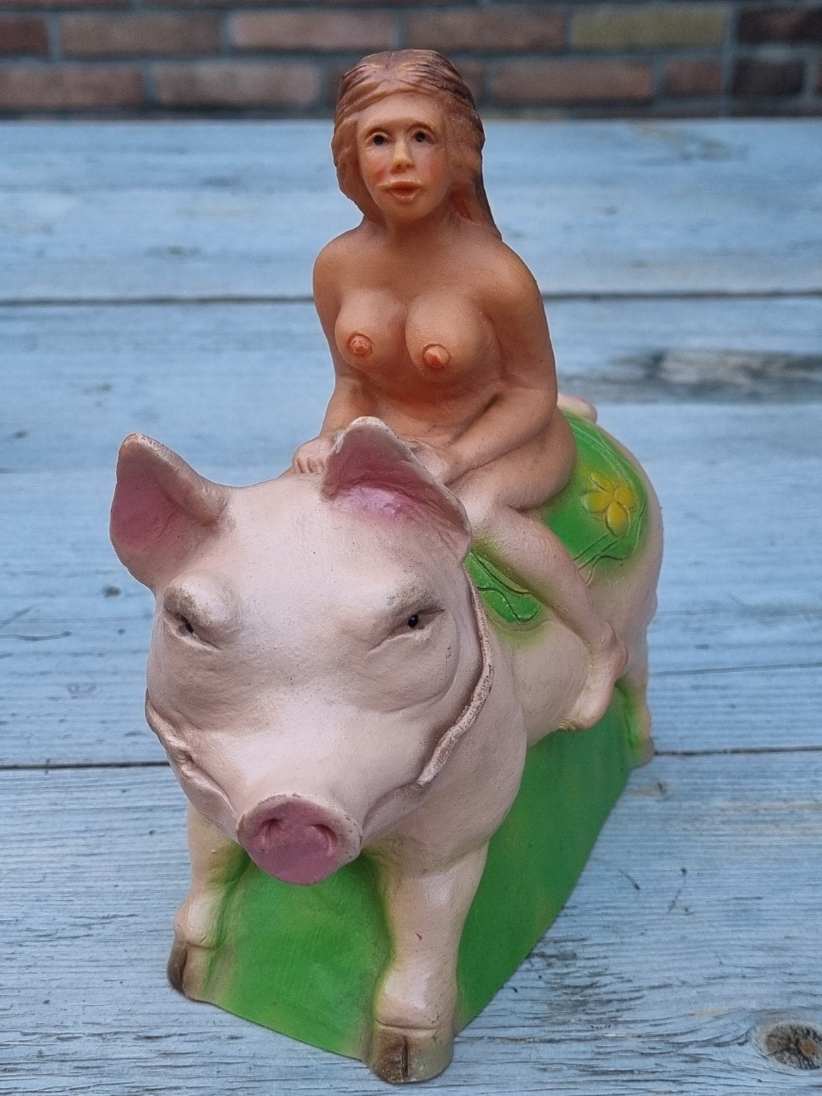 Vintage spaarpot: Naakte vrouw op varken, Verzamelen, Ophalen of Verzenden, Gebruikt, Mens