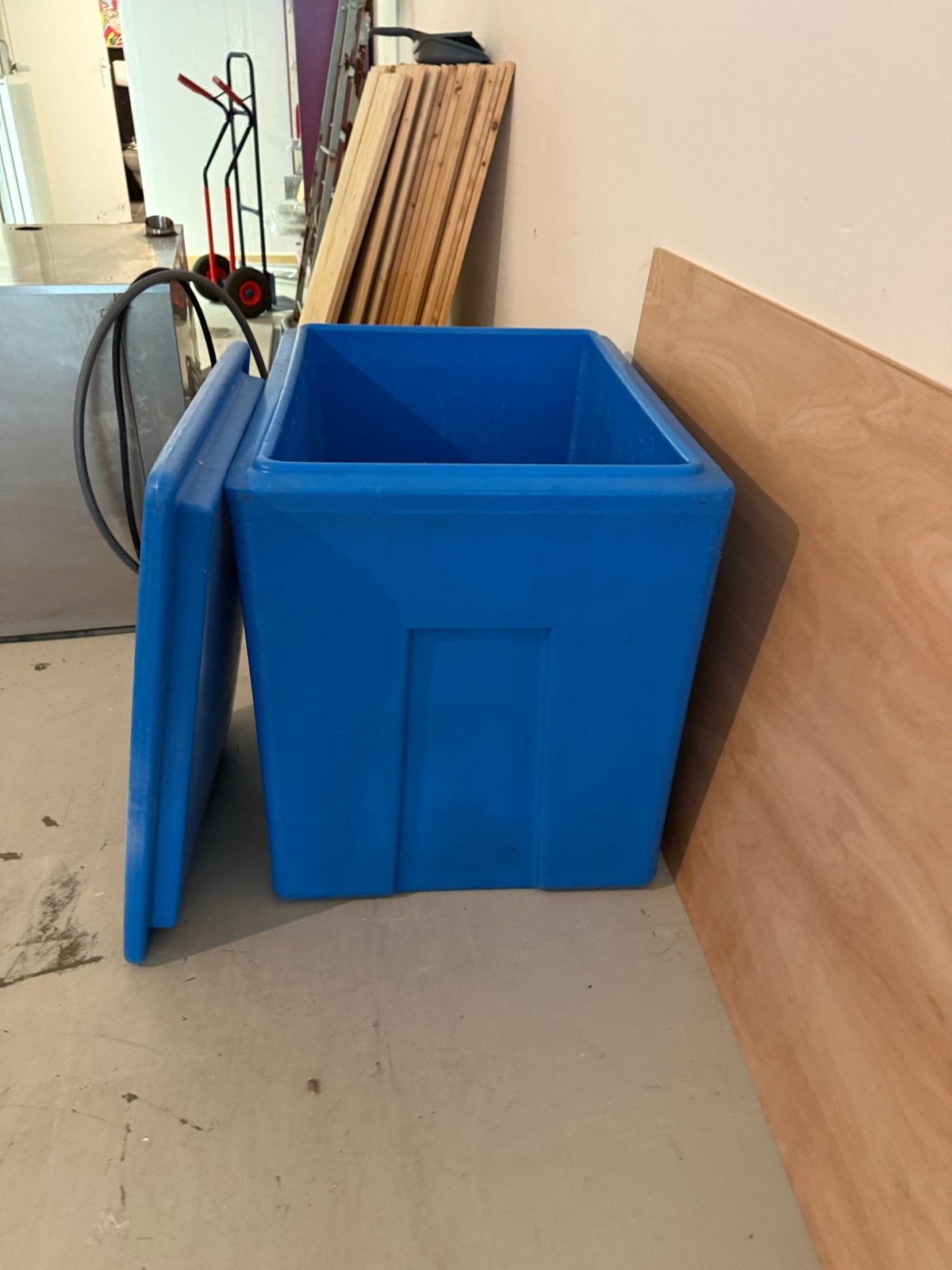 Blauwe opslagbak koopbox met deksel - Gebruikt, Doe-het-zelf en Verbouw, Kratten en Dozen, Ophalen, Gebruikt, 40 tot 60 cm, 50 tot 75 cm