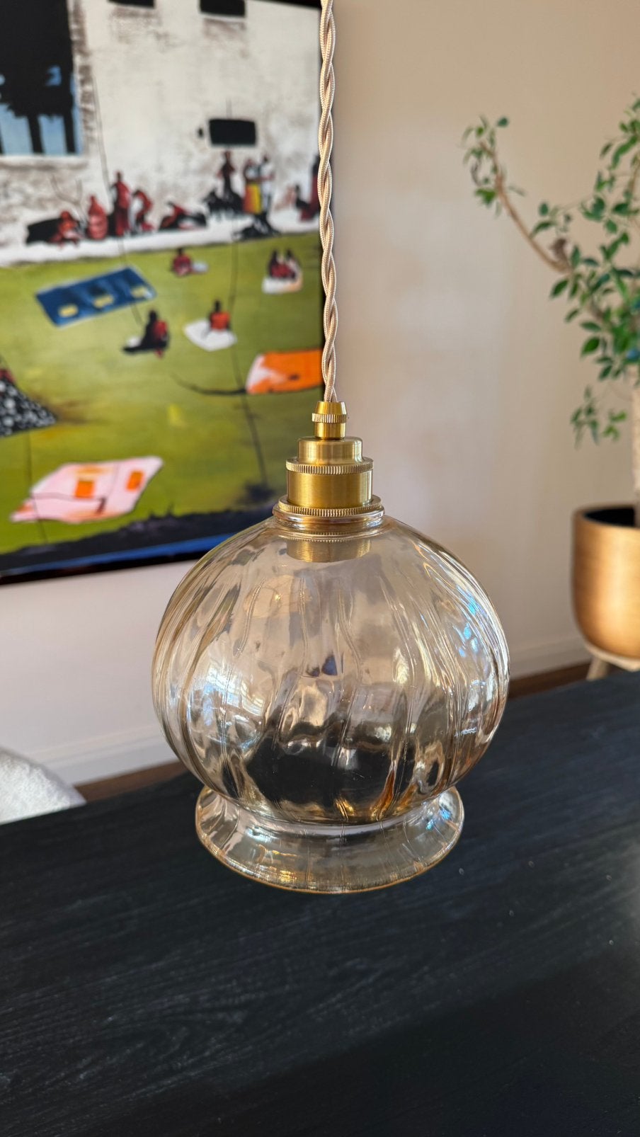 Vintage hanglamp met amberkleurig glazen lampenkapje, Vintage, jaren 70, E27 (groot), Ophalen of Verzenden, Glas