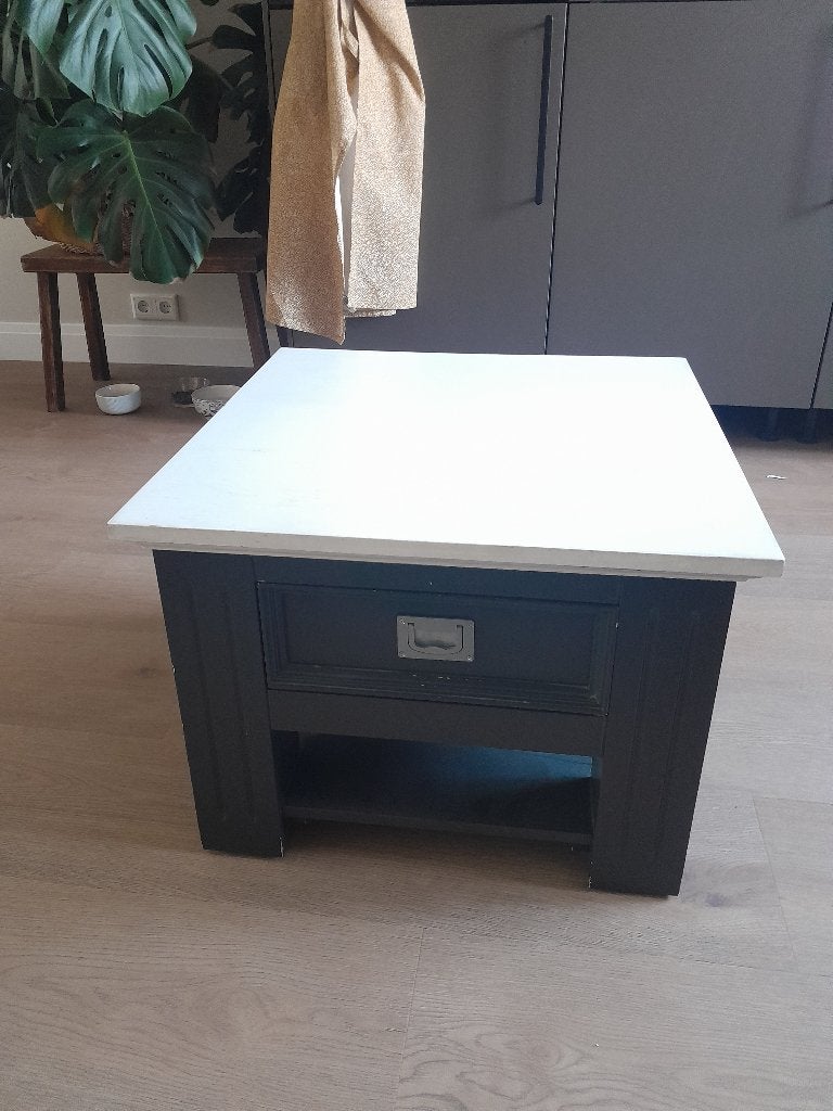 Mooie massief houten bijzettafel, Gebruikt, Vierkant, 55 tot 75 cm, Hout
