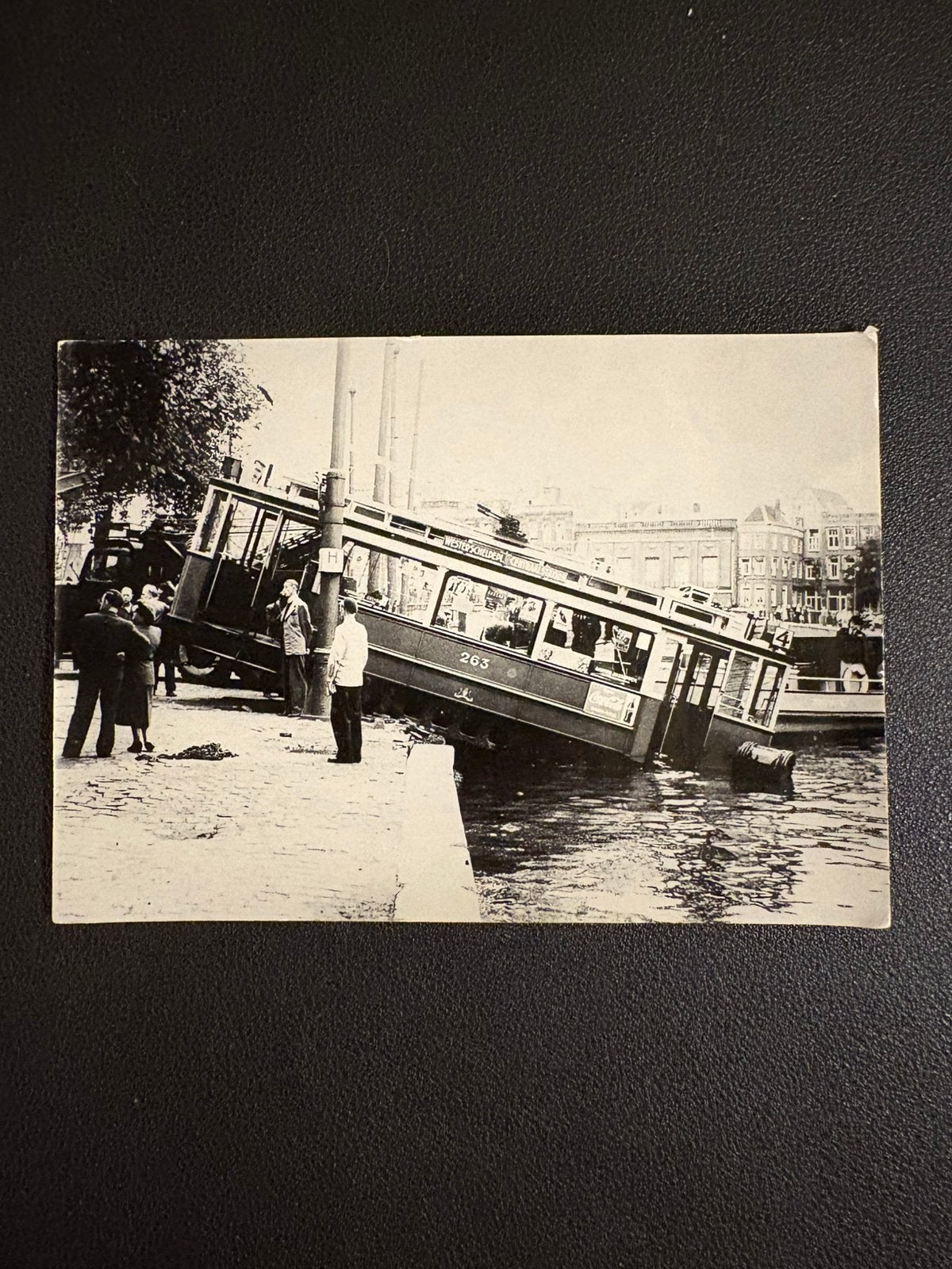 Originele foto GVB-tram 263 in de Amstel (1950), Verzamelen, Spoorwegen en Tramwegen, Ophalen of Verzenden, Gebruikt, Tram