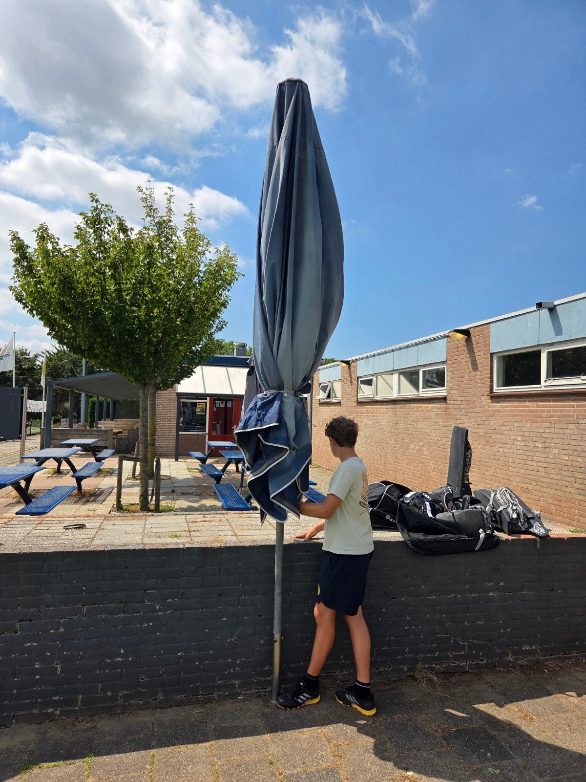 3x Grote terras parasols. Zijn oud en verkleurd, maar gratis, Tickets en Kaartjes, Hotelbonnen, Drie personen of meer, 3 overnachtingen of meer