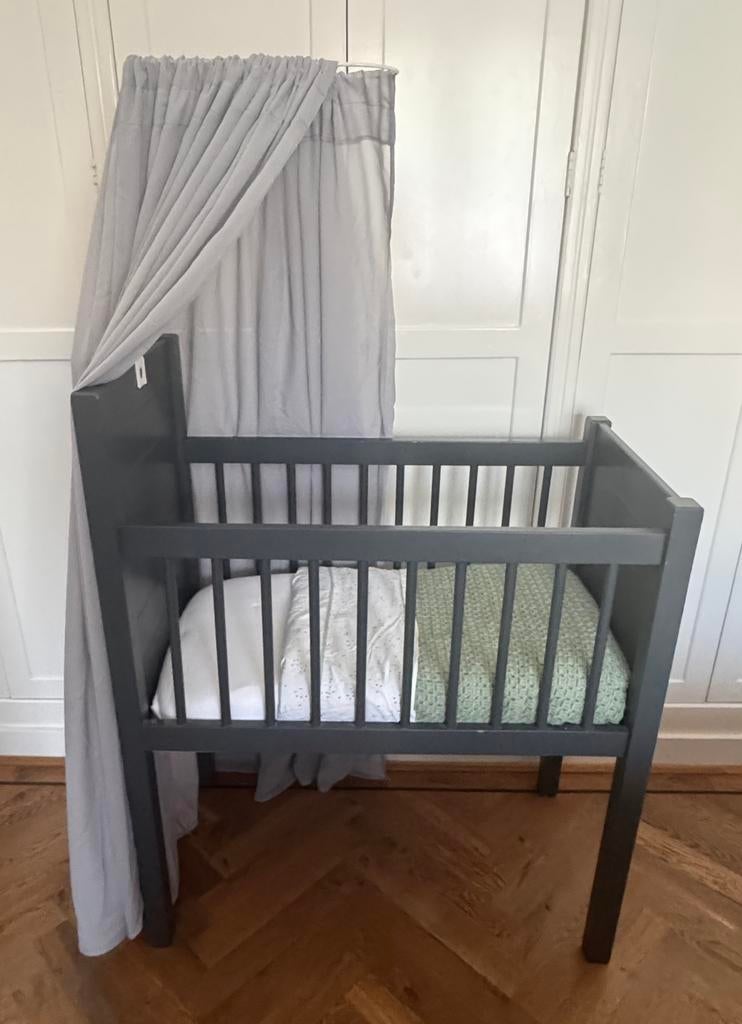 Mooi babywiegje (antraciet) met hemeltje en matras, Kinderen en Baby's, Babywiegjes en Ledikanten, Ophalen, Gebruikt, Wieg