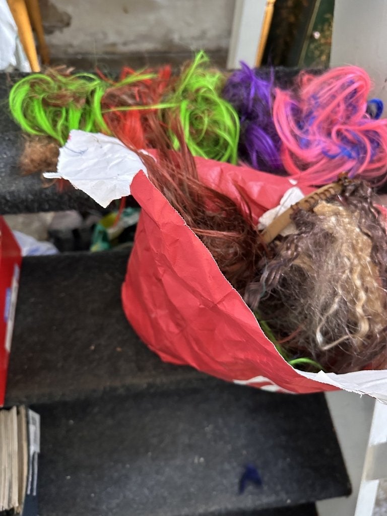 een tas vol hairextensions, haarstukjes kleurrijk, Ophalen of Verzenden, Nieuw, Pruik of Haarverlenging