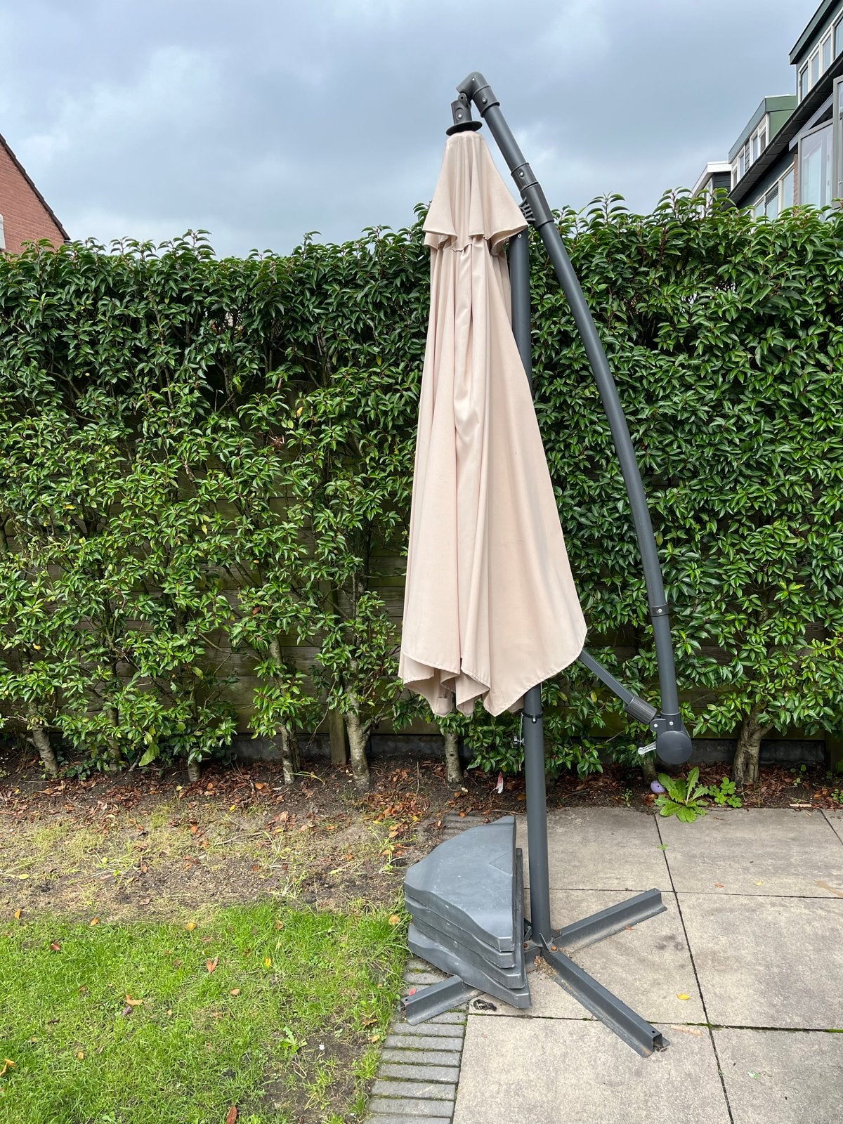 Zweefparasol beige met voet, Tuin en Terras, Ophalen, Kantelbaar, 2 tot 3 meter, Zweefparasol