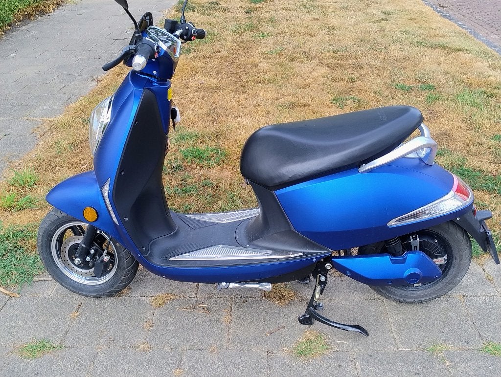 Elektrische scooter 25 km met lader en 2 sleutels 450 euro, Elektrisch, Zo goed als nieuw, Ophalen, Overige merken