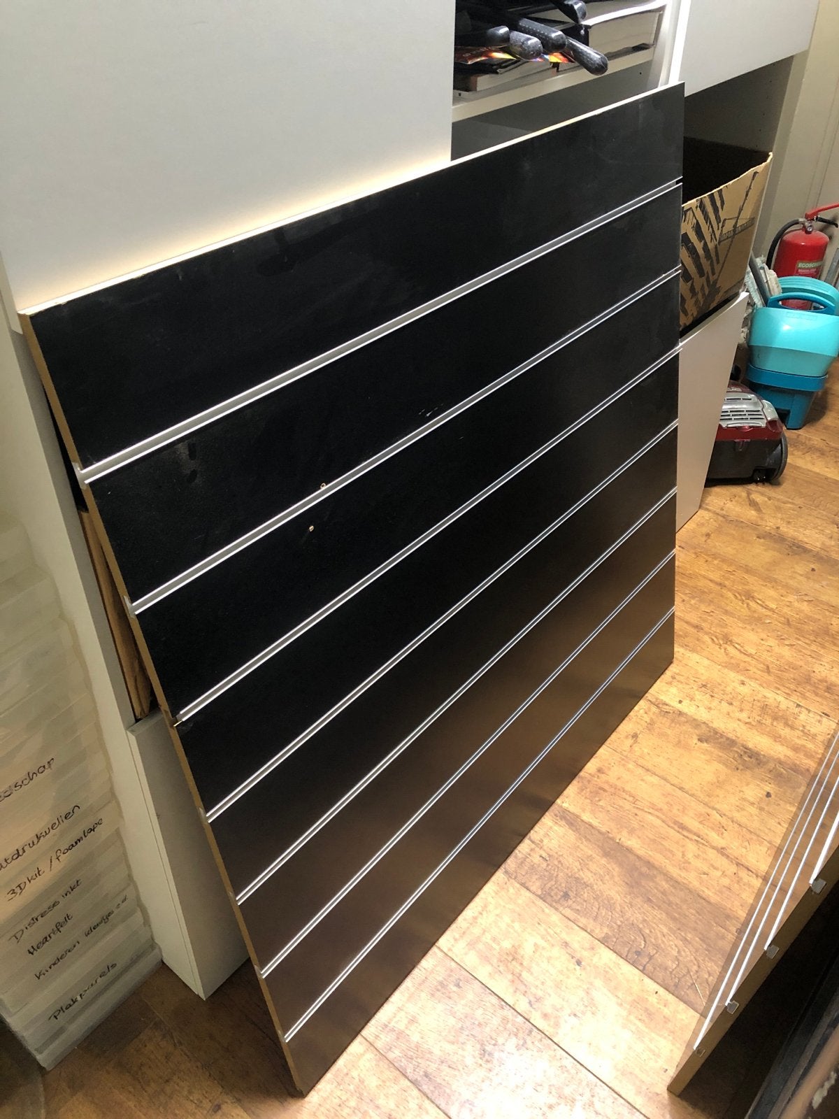Zwart slatwall paneel met aluminium inzetstukken, Doe-het-zelf en Verbouw, Platen en Panelen, Ophalen