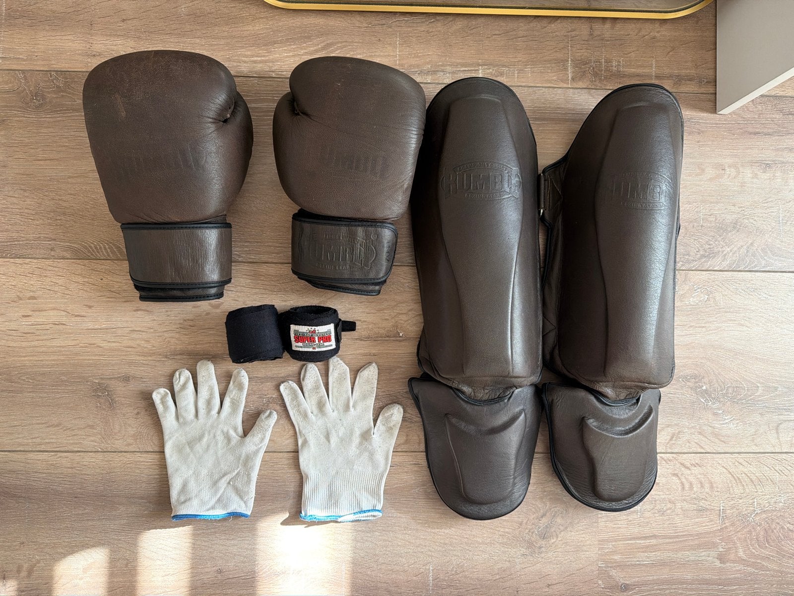 Rumble kickboks set - handschoenen, scheenbeschermers, banda, Ophalen of Verzenden, Gebruikt, Bokshandschoenen