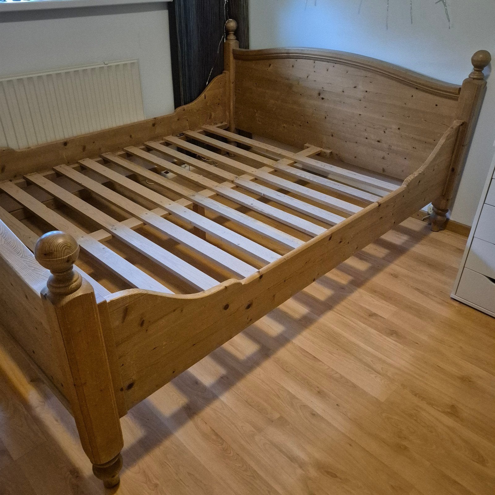 Grenenhouten tweepersoonsbed met lattenbodems, Ophalen, Gebruikt, Bruin, Tweepersoons