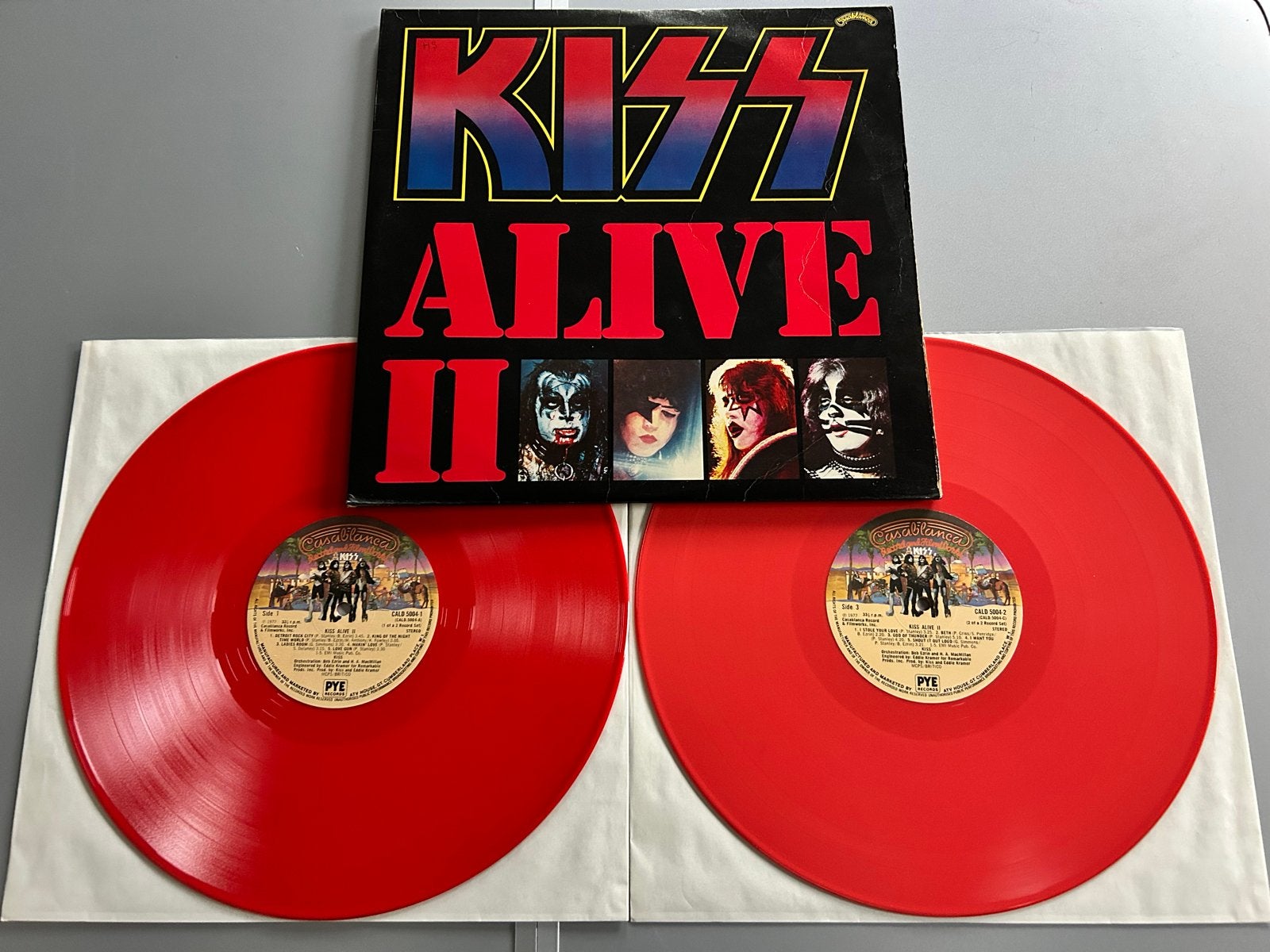 KISS Alive II - PYE (UK) Rood Vinyl 2 LP (VG+/VG(+)), Gebruikt, Hard Rock, Colored vinyl, Ophalen of Verzenden