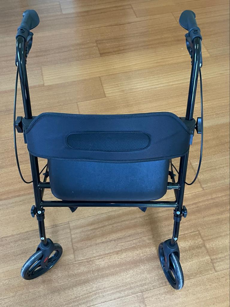 Mooie stabiele rollator met zitje in nieuwstaat aangeboden!, Ophalen of Verzenden, Opvouwbaar, Zo goed als nieuw