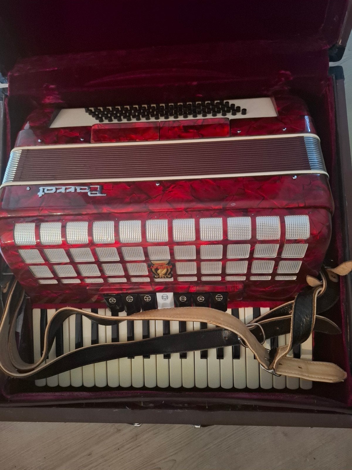 Prachtige rode Parrot piano-accordeon (80-bas) – Getest, Gebruikt, Overige formaten, Met koffer, Toetsaccordeon