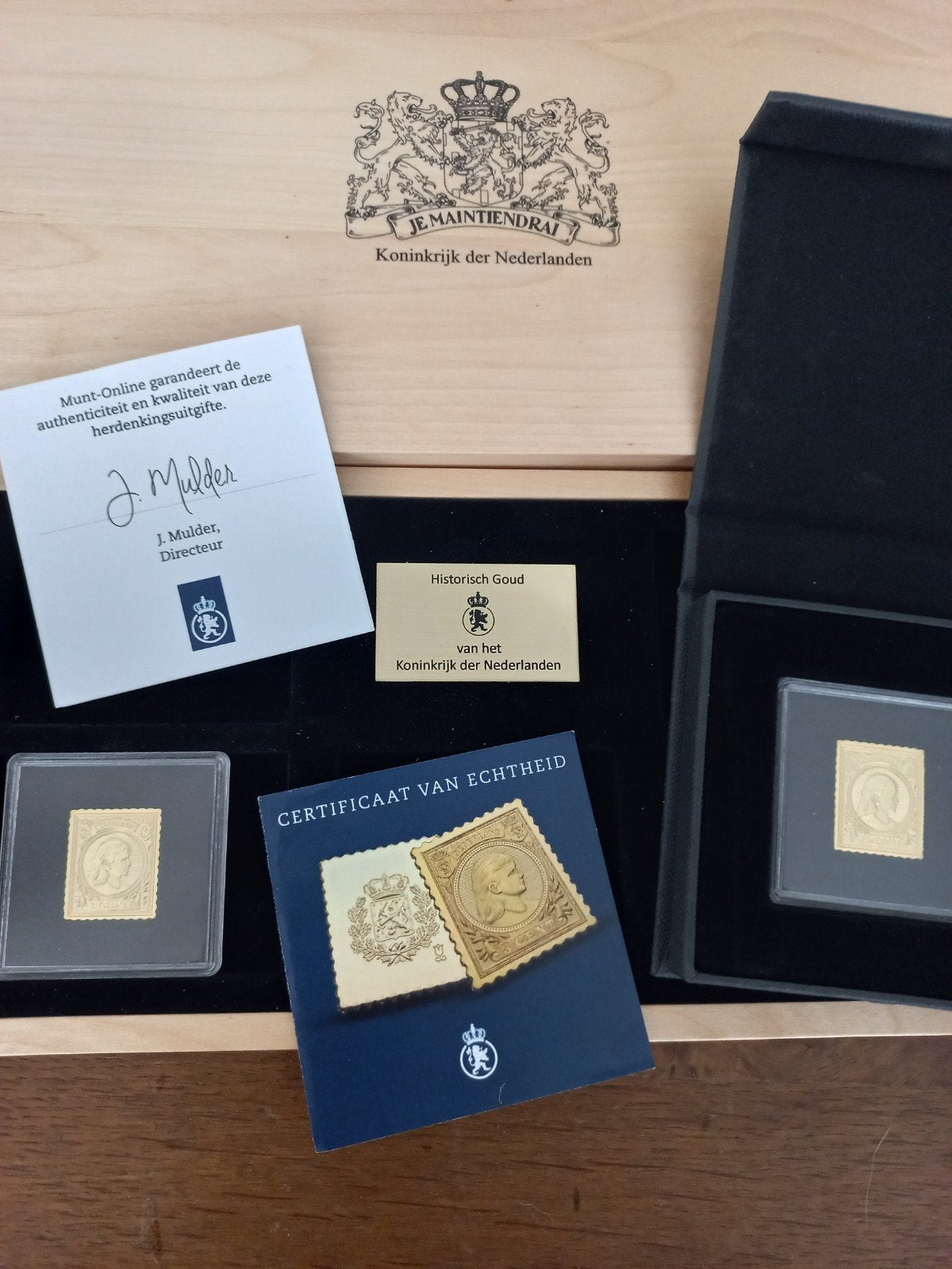 Twee gouden postzegels van Wilhelmina als koningin in 1882., Ophalen of Verzenden, Koningin Wilhelmina
