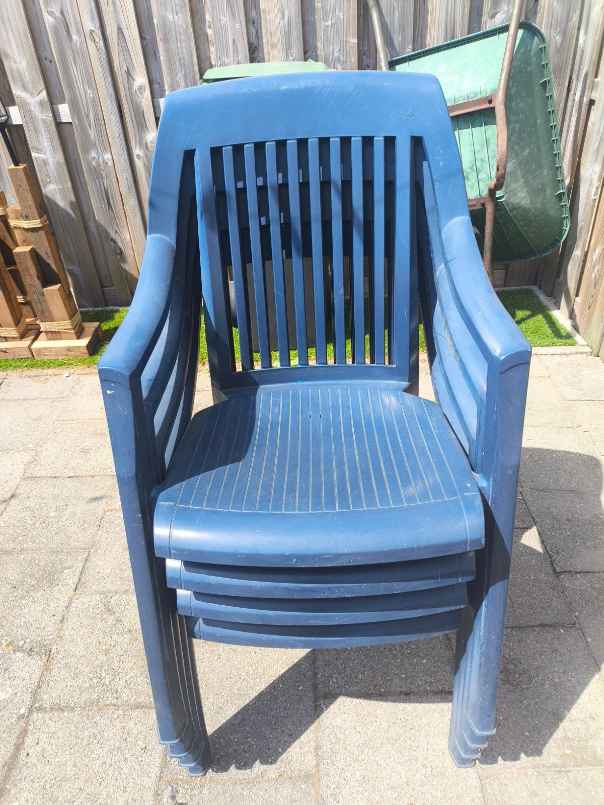 4 blauwe tuinstoelen Hartman stapelbaar, redelijke staat, Ophalen, Gebruikt, Kunststof, Stapelbaar