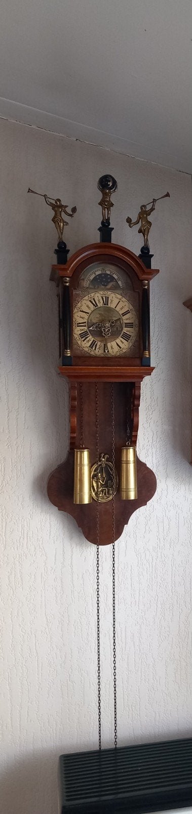 Antieke wandklok met gewichten en decoratieve figuren, Ophalen