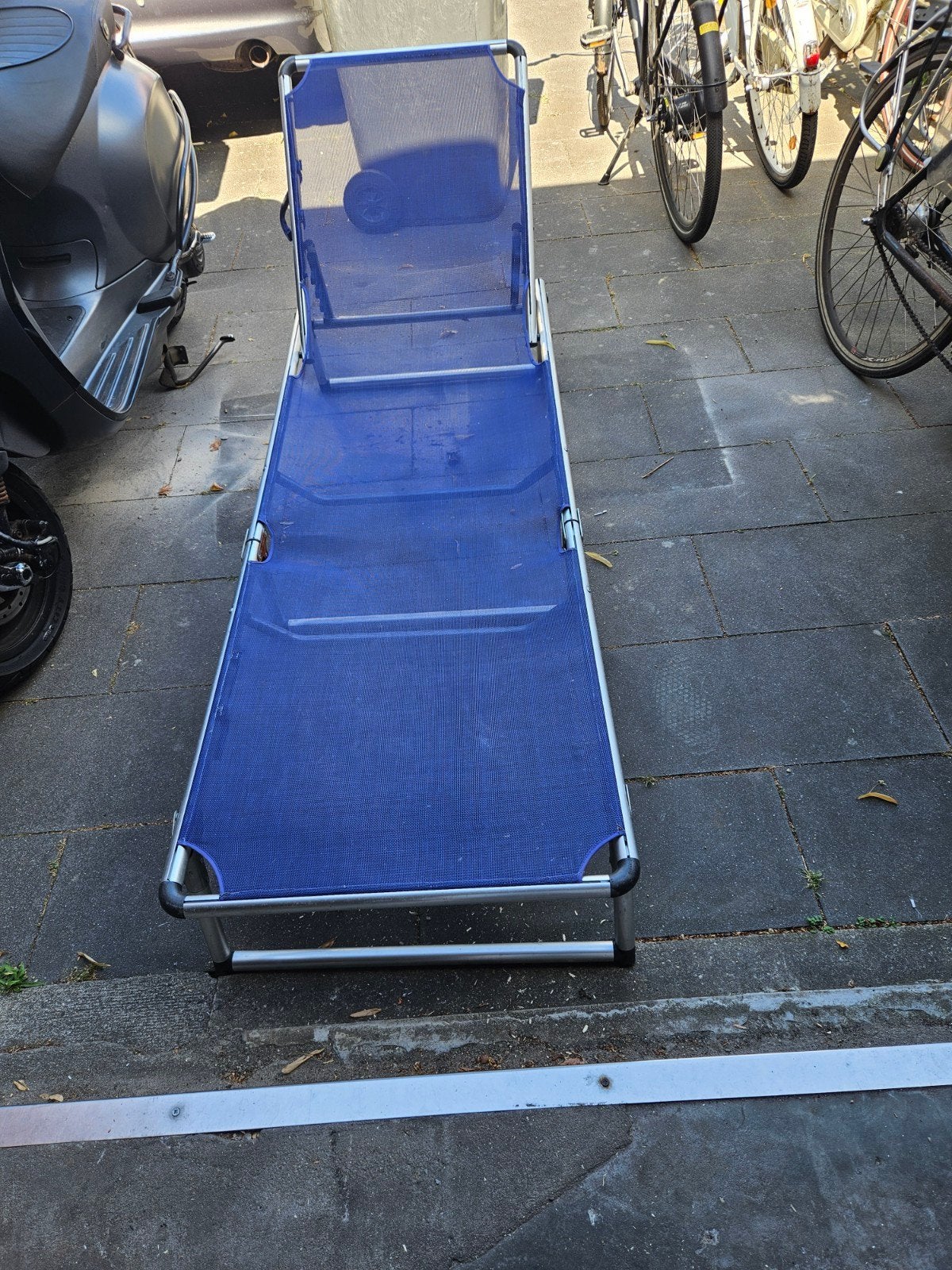 Blauw ligbed met rugsteun in verschillende standen, Tuin en Terras, Ligbedden, Ophalen of Verzenden, Gebruikt, Metaal, Verstelbaar