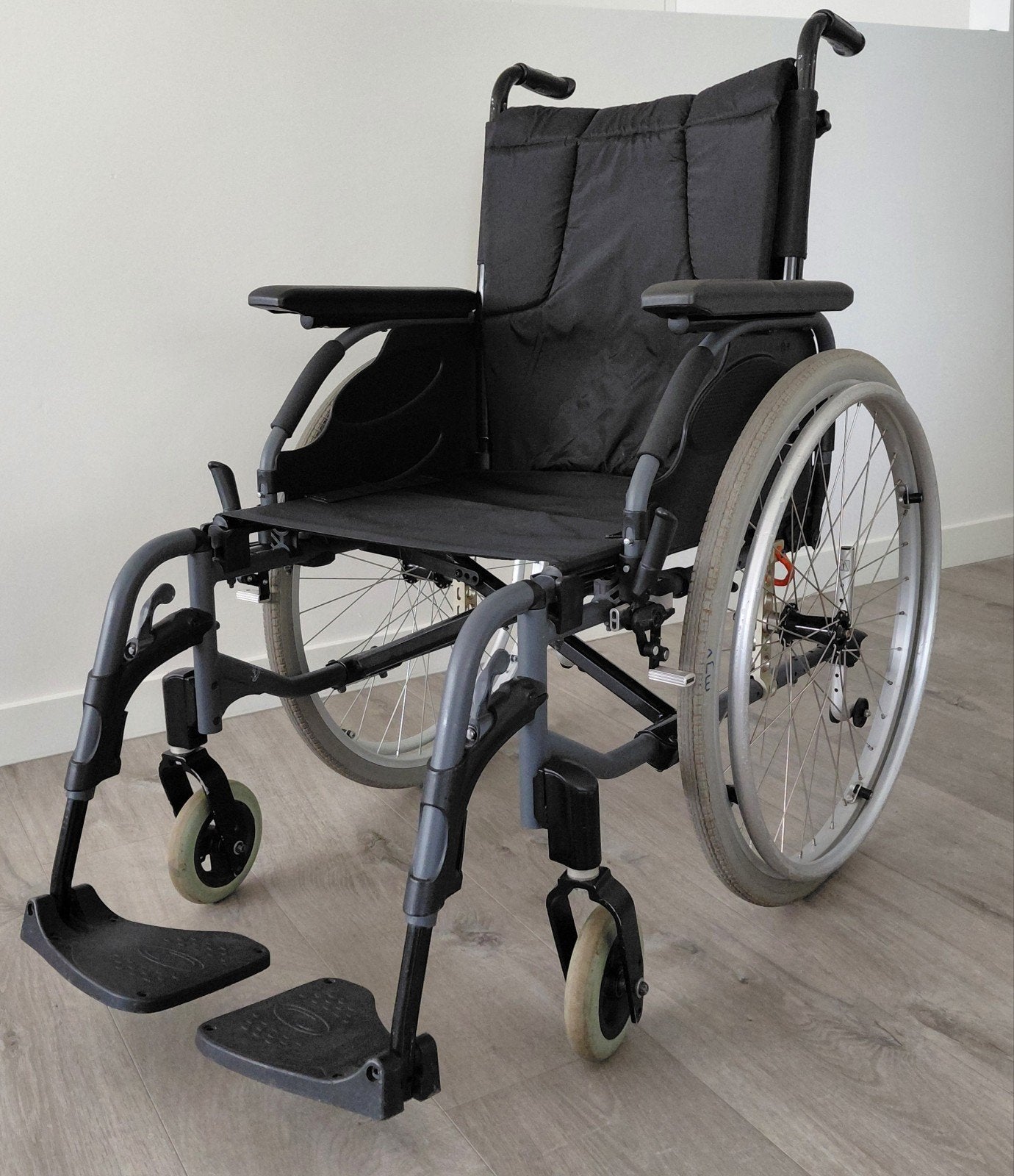 Rolstoel inklapbaar Invacare Action, Ophalen, Inklapbaar, Zo goed als nieuw, Duwrolstoel