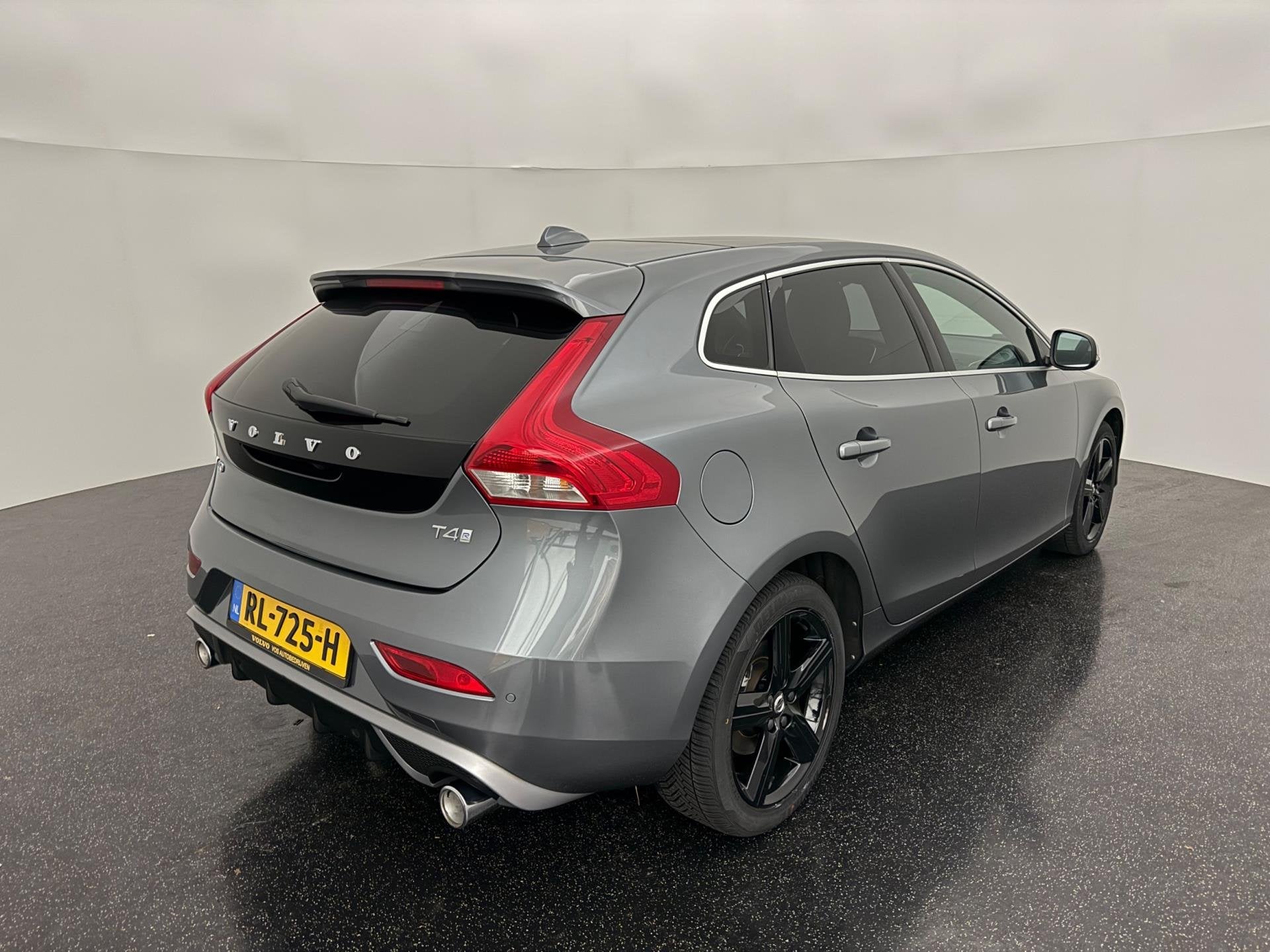 Volvo V40 2.0 T4 R-Design Sport / Pano / Leder / Keyless, Dealer onderhouden, Gebruikt, Bedrijf, Handgeschakeld