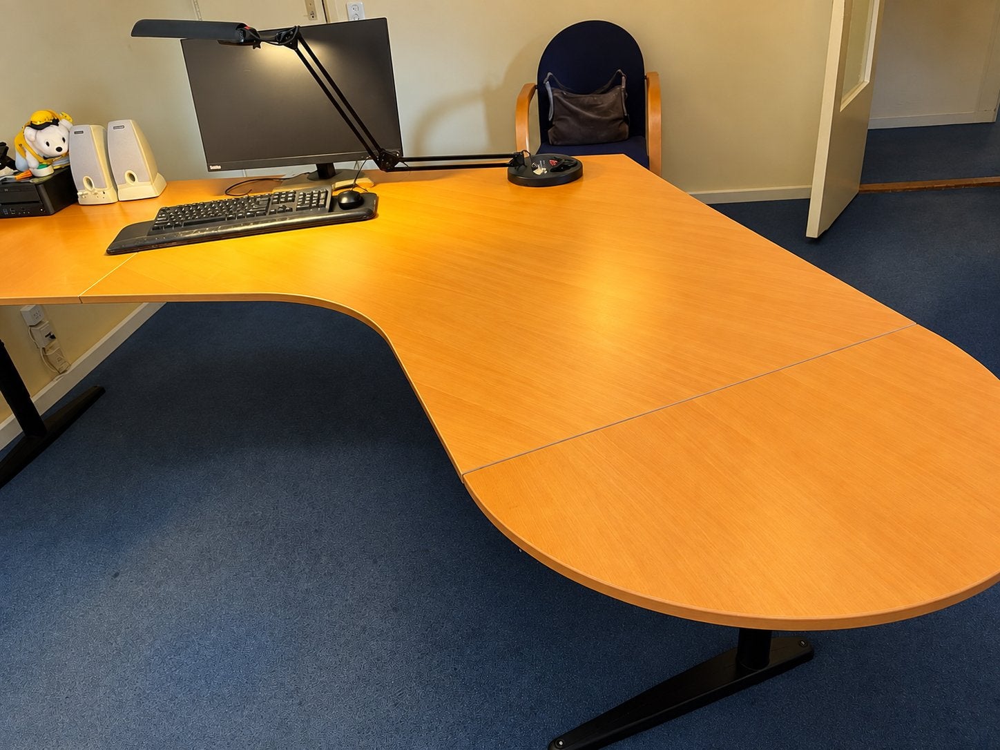 Ruim hoekbureau met afgeronde hoek, lichtbruin, Gebruikt, Hout, Hoekbureau, Bruin
