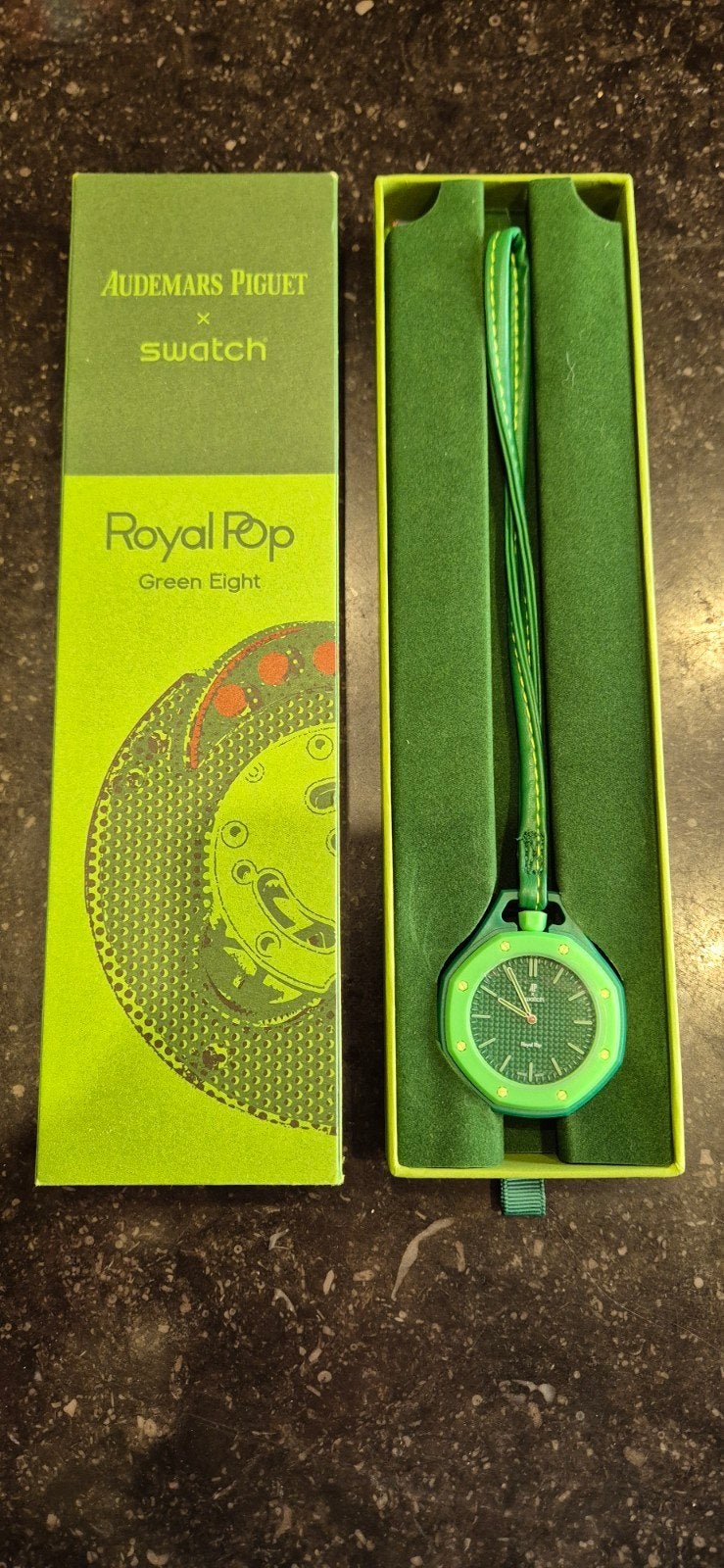 AP x Swatch Royal Pop Green Eight Sleutelhanger Horloge, Sieraden, Tassen en Uiterlijk, Horloges | Dames, Swatch, Nieuw, Kunststof