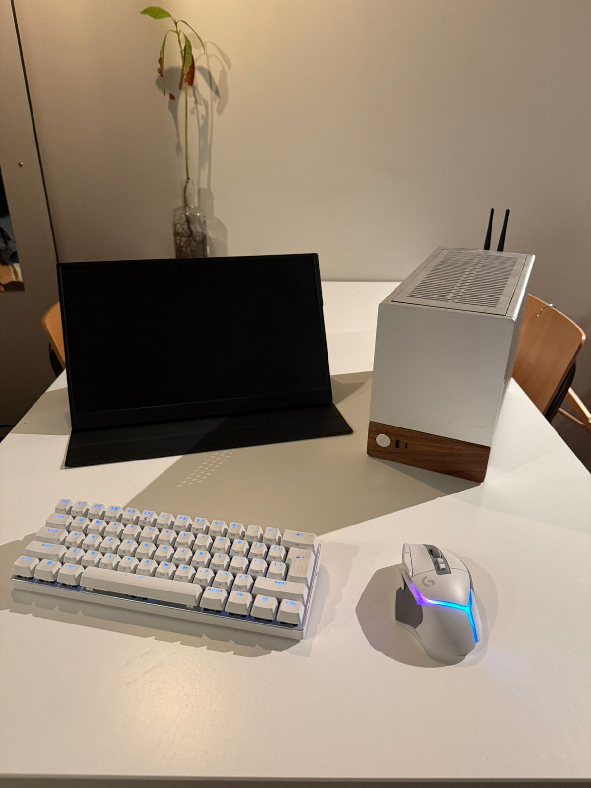Gaming pc met toetsenbord, muis en opklapbare monitor., Ophalen, Overige genres, 1 speler, Zo goed als nieuw